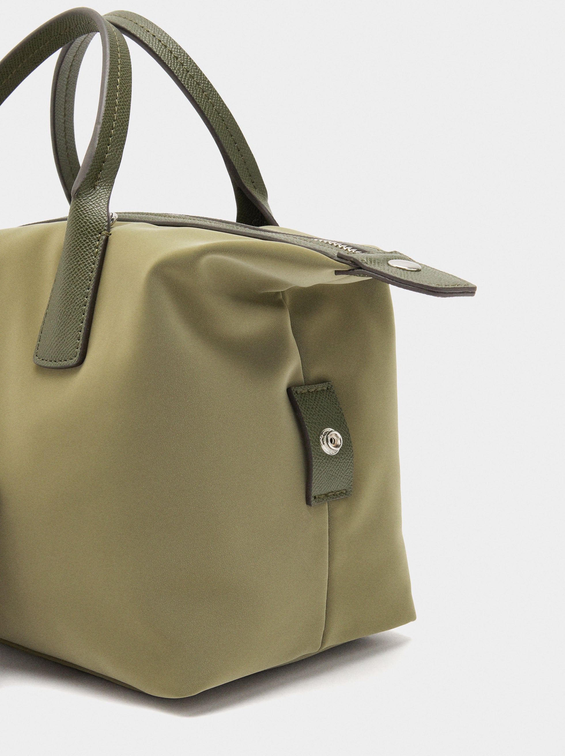 Bolso Tote Textura Suave Con Colgante