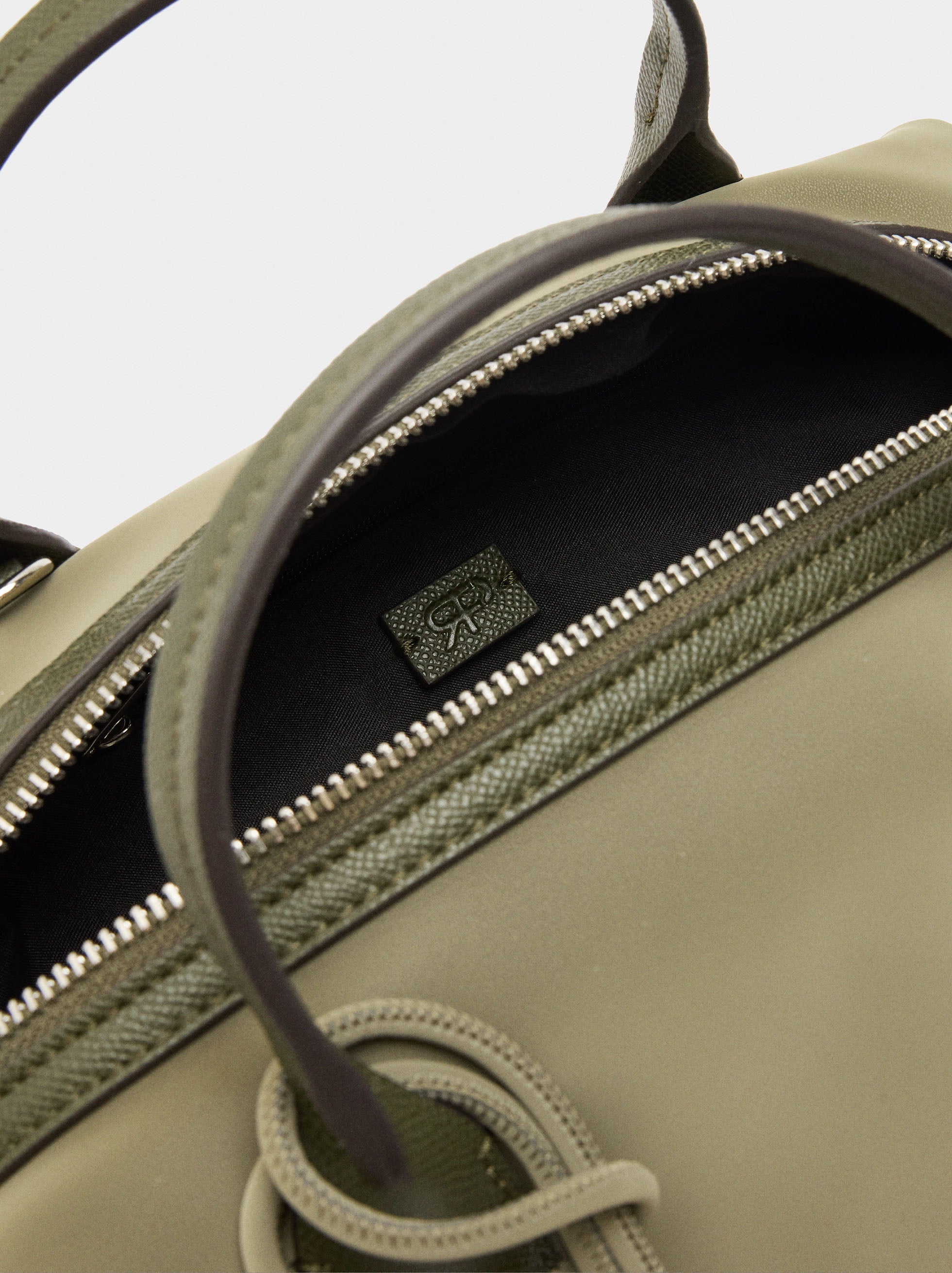 Bolso Tote Textura Suave Con Colgante