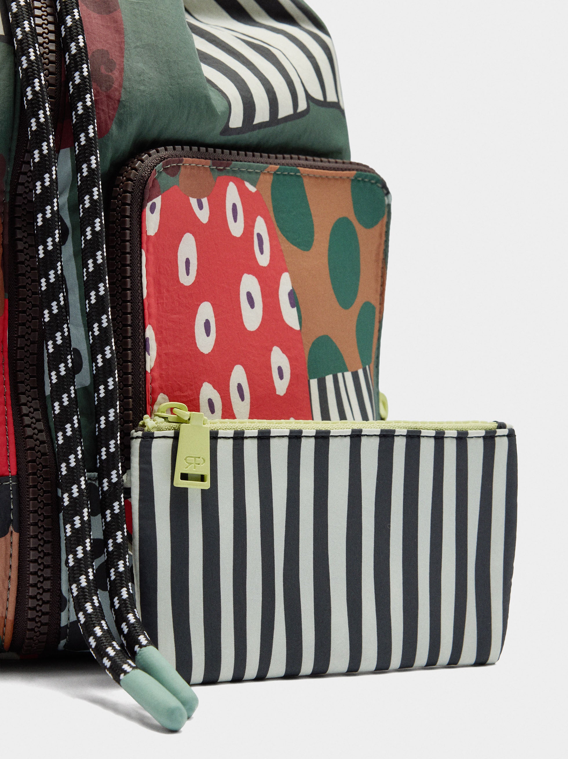 Mochila Estampada De Nylon Con Colgante