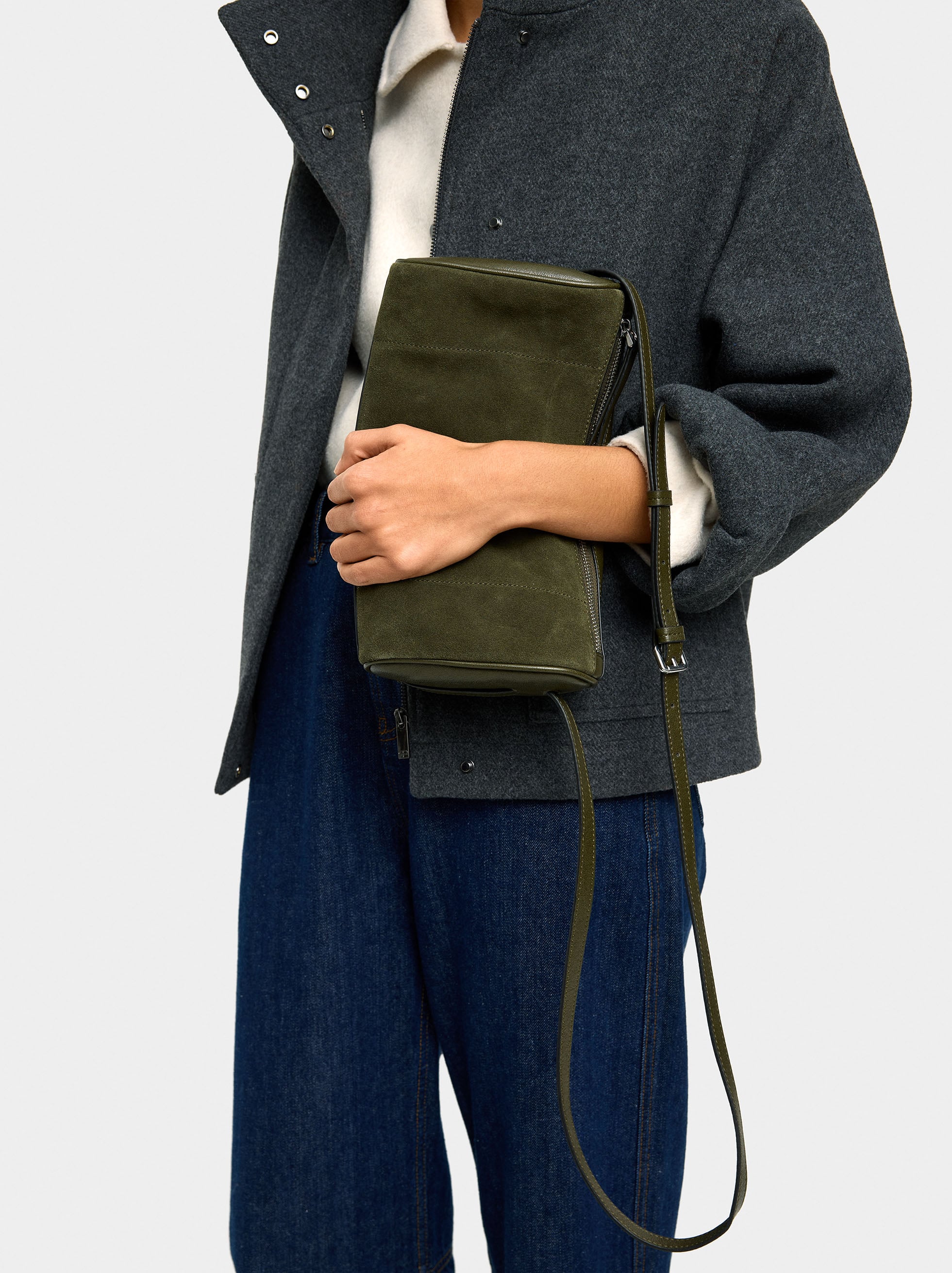 Bolso Bandolera Con Detalles De Piel