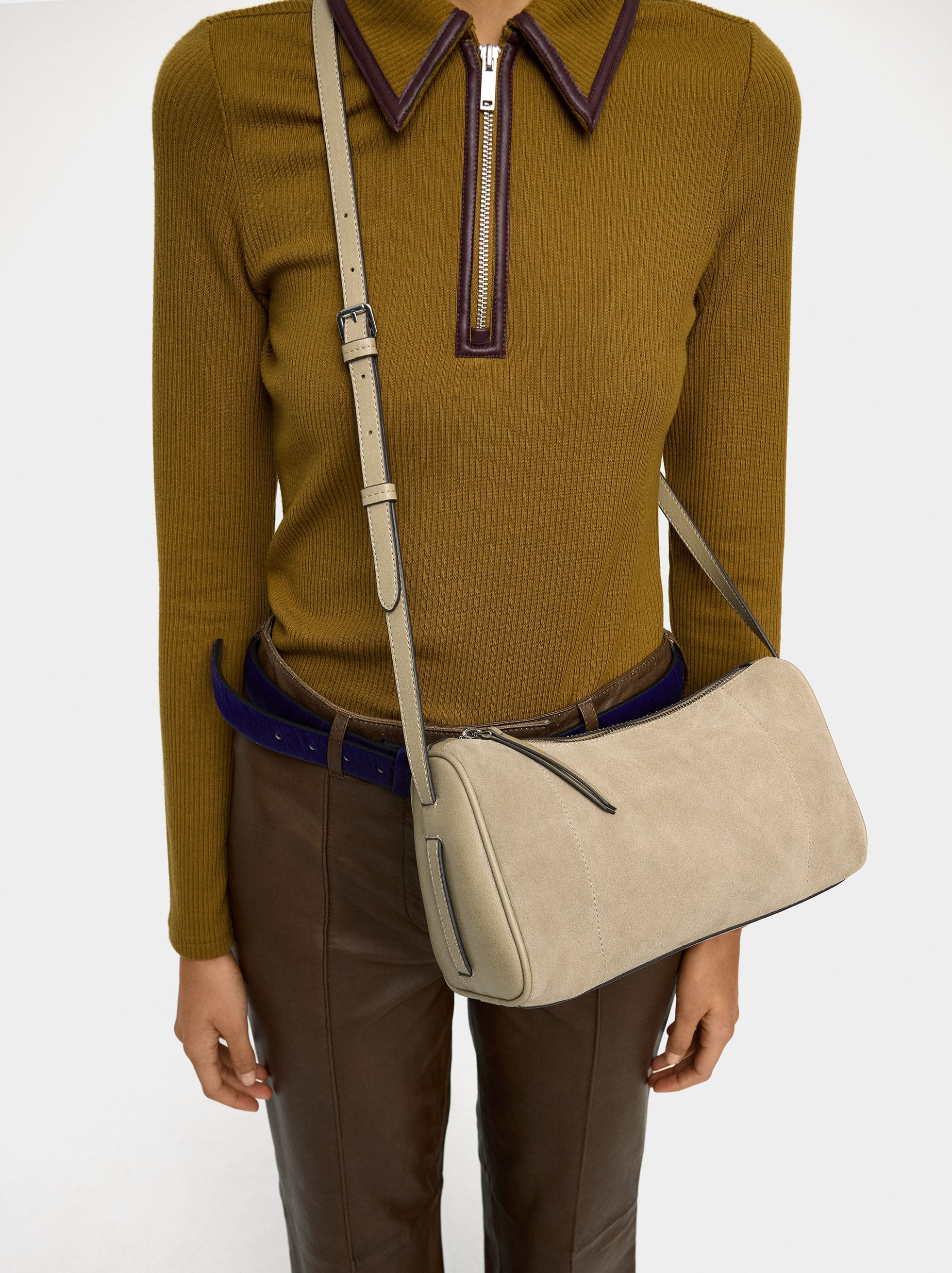 Bolso Bandolera Con Detalles De Piel