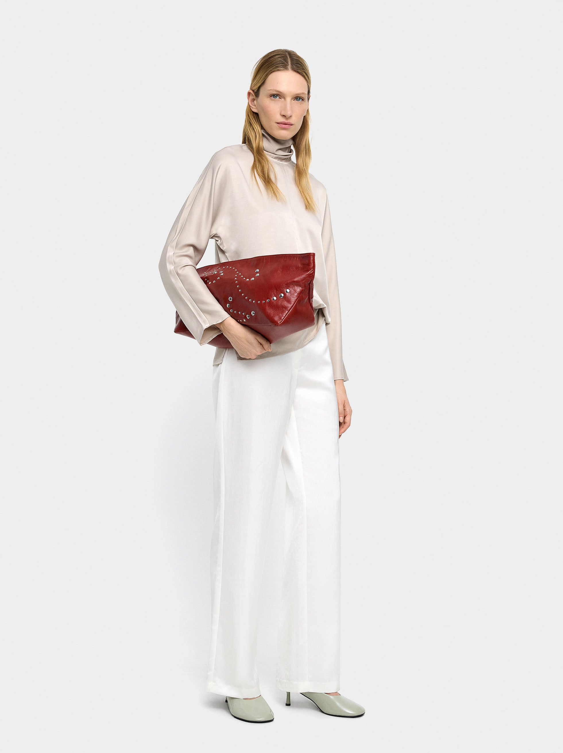 Blusa Satinada Con Cuello Alto