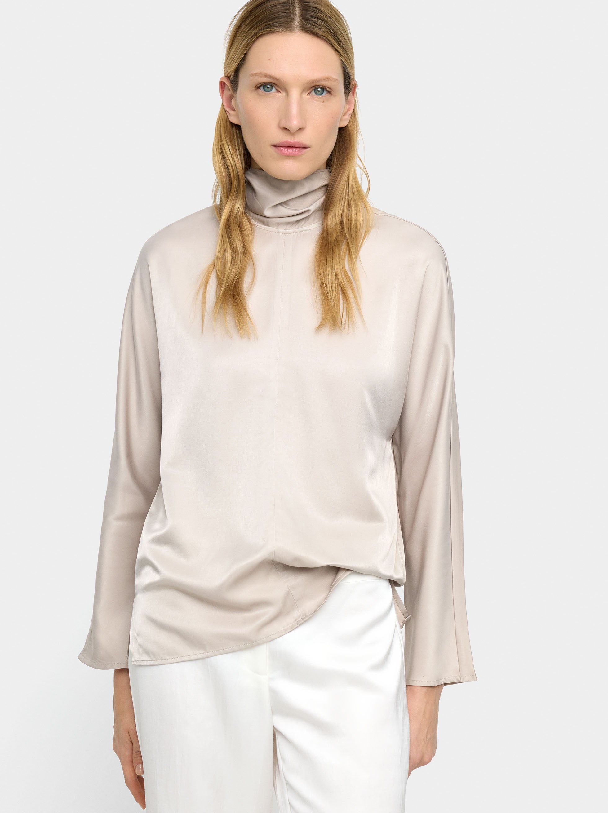 Blusa Satinada Con Cuello Alto