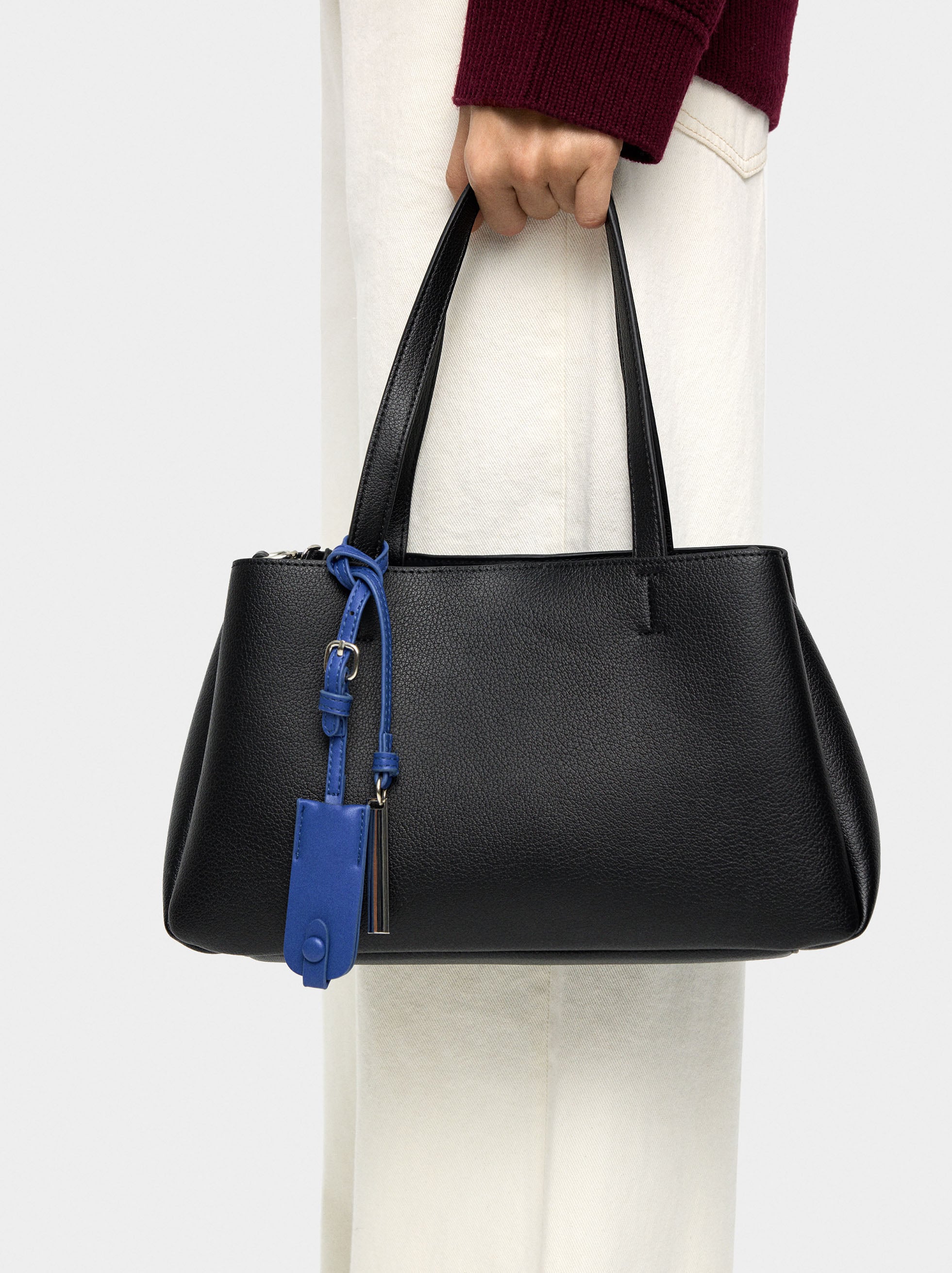 Bolso Tote Liso Con Colgante
