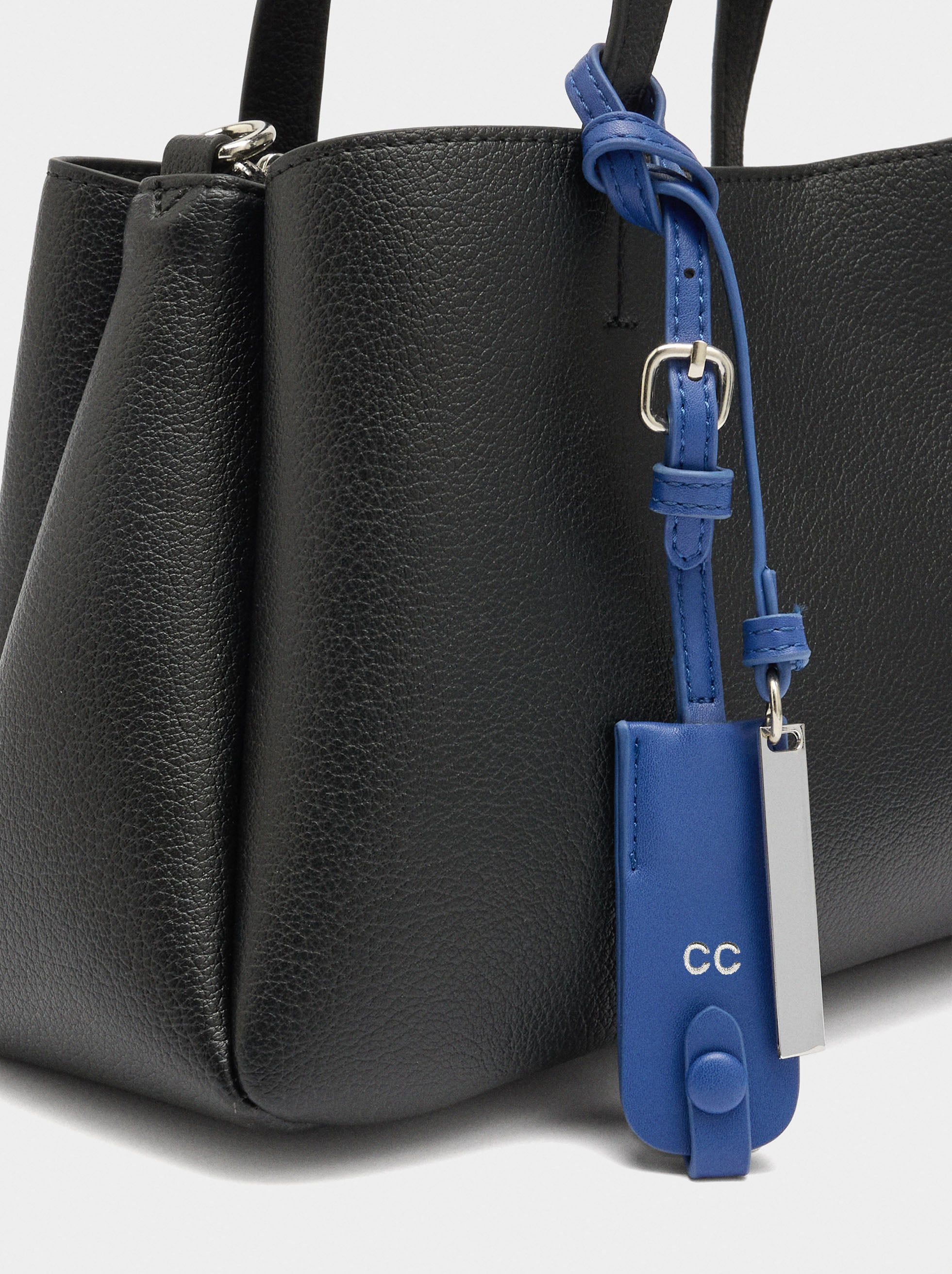 Bolso Tote Liso Con Colgante