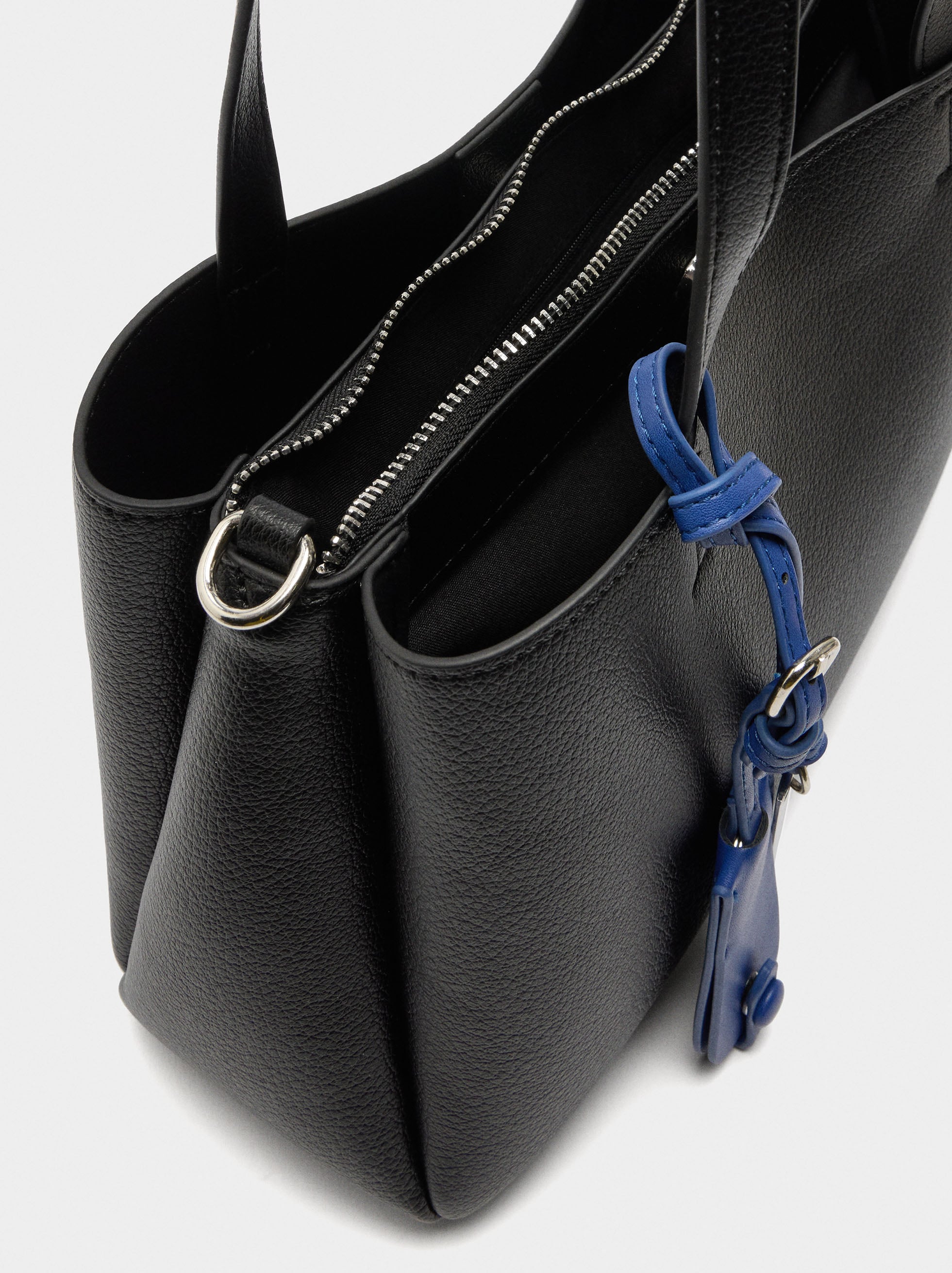 Bolso Tote Liso Con Colgante