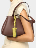 Bolso Tote Liso Con Colgante