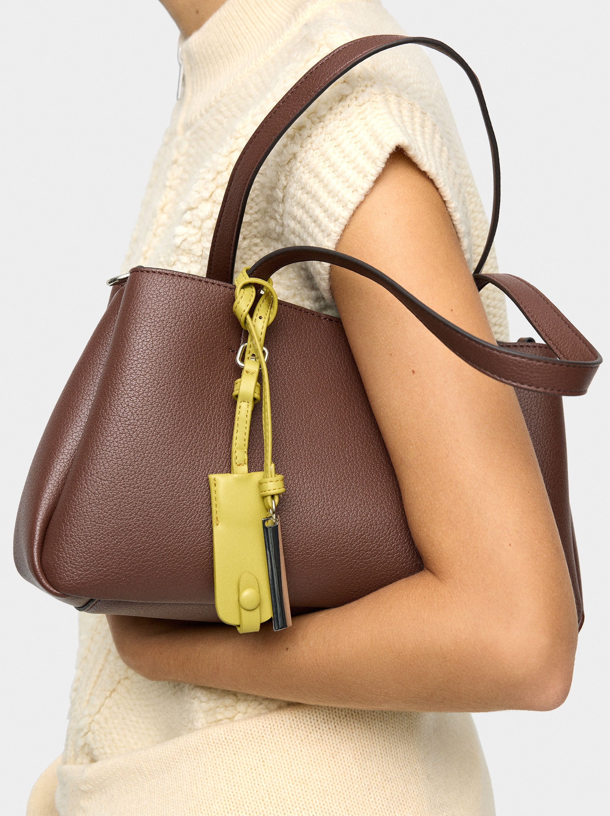 Bolso Tote Liso Con Colgante