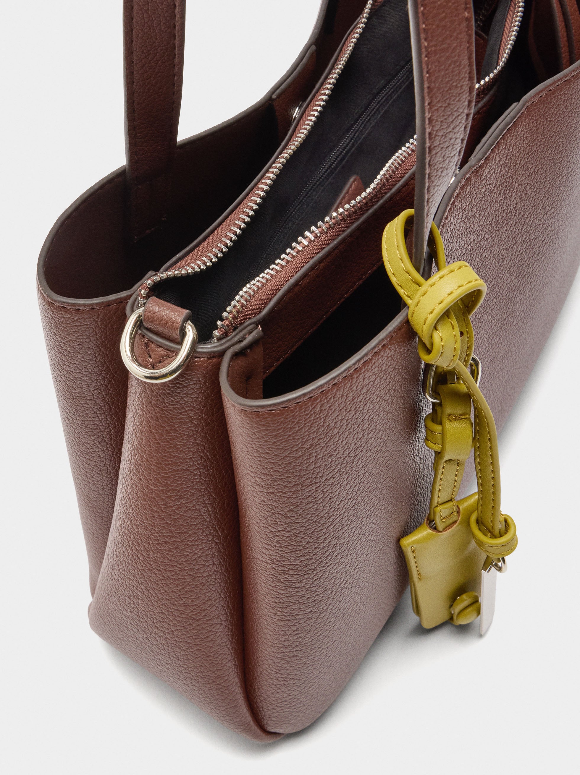 Bolso Tote Liso Con Colgante