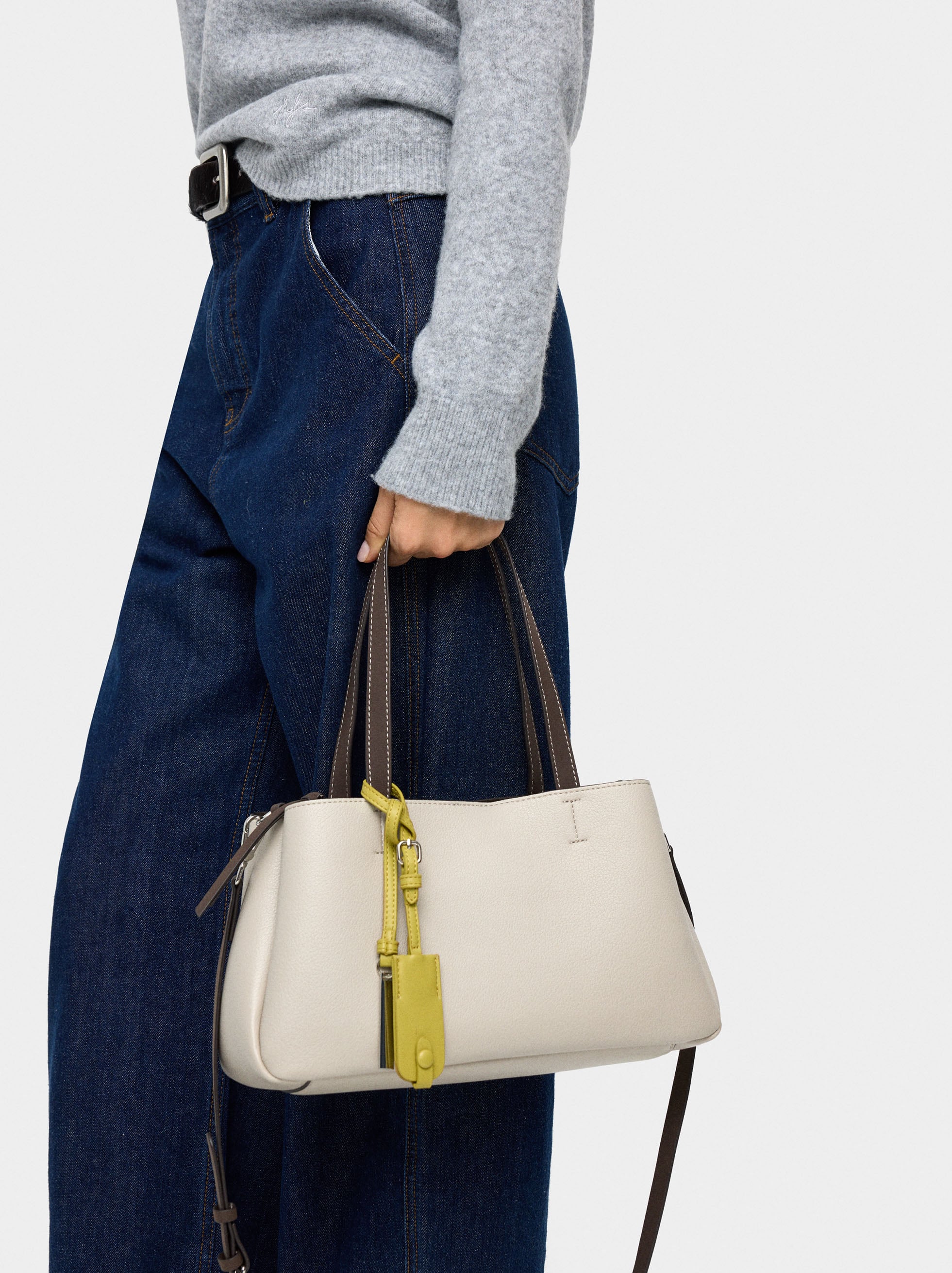 Bolso Tote Liso Con Colgante