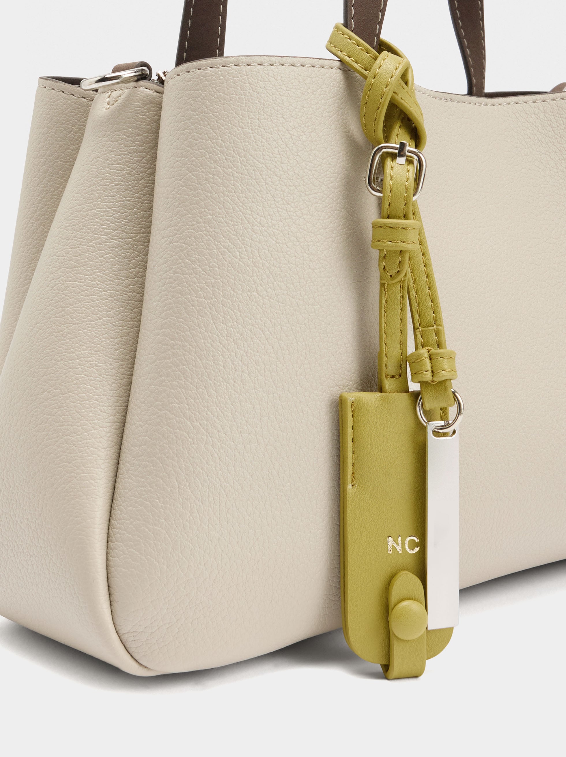 Bolso Tote Liso Con Colgante