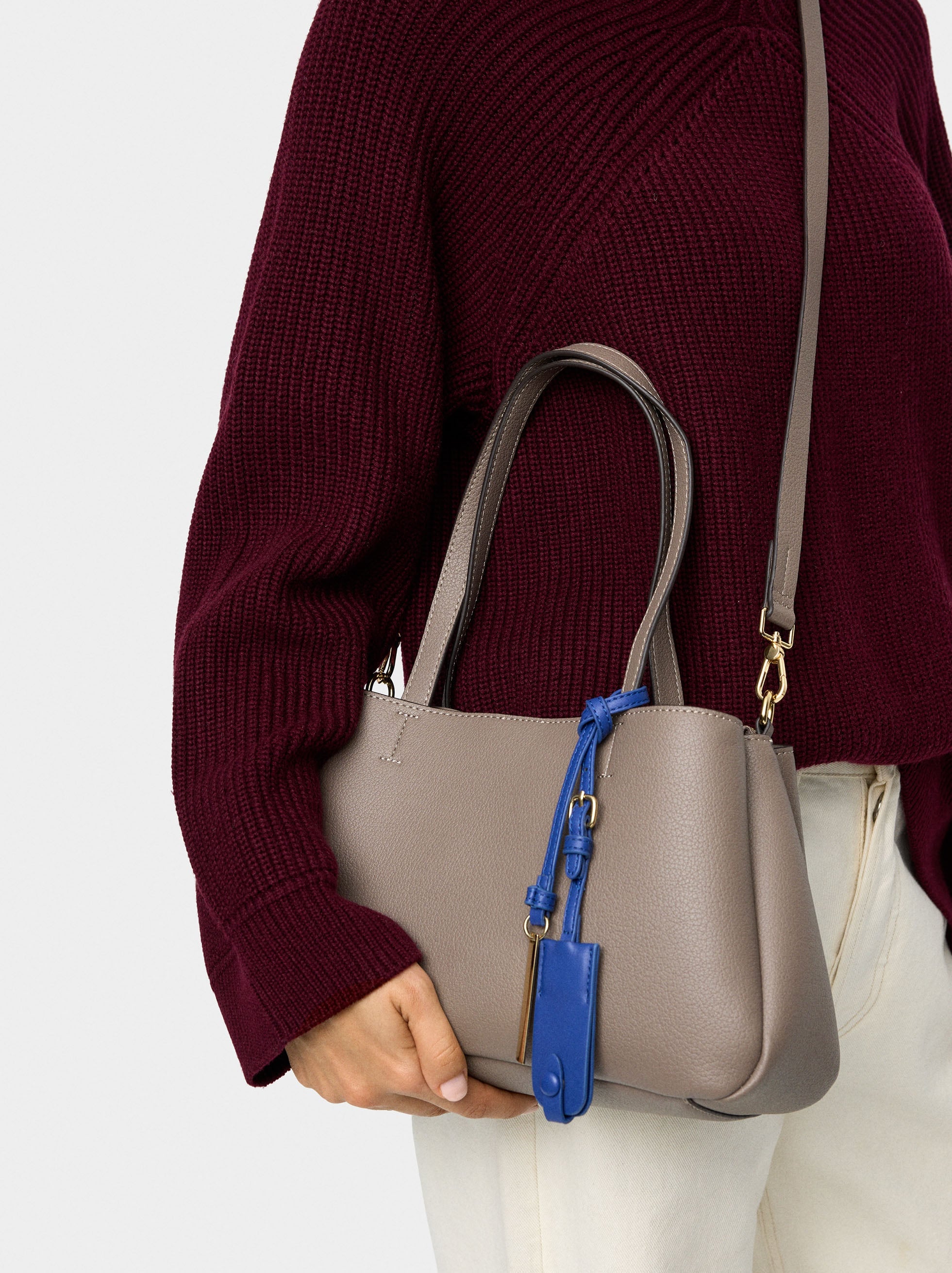 Bolso Tote Liso Con Colgante