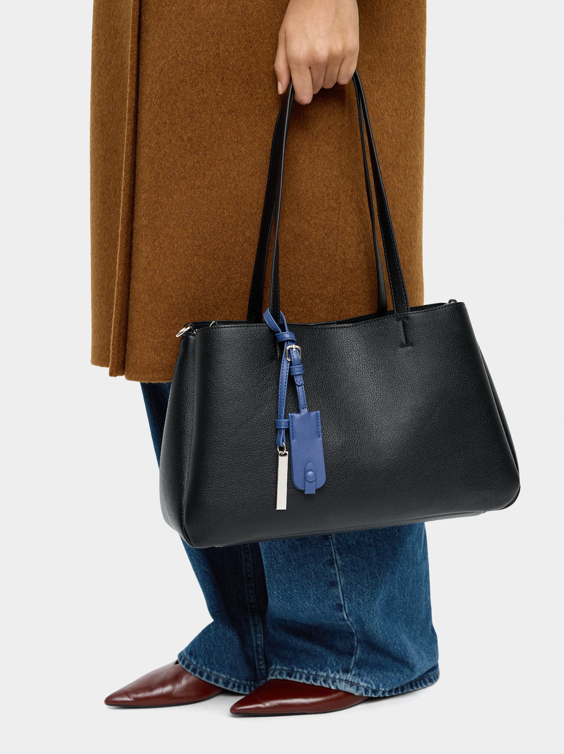 Bolso Shopper Liso Con Colgante