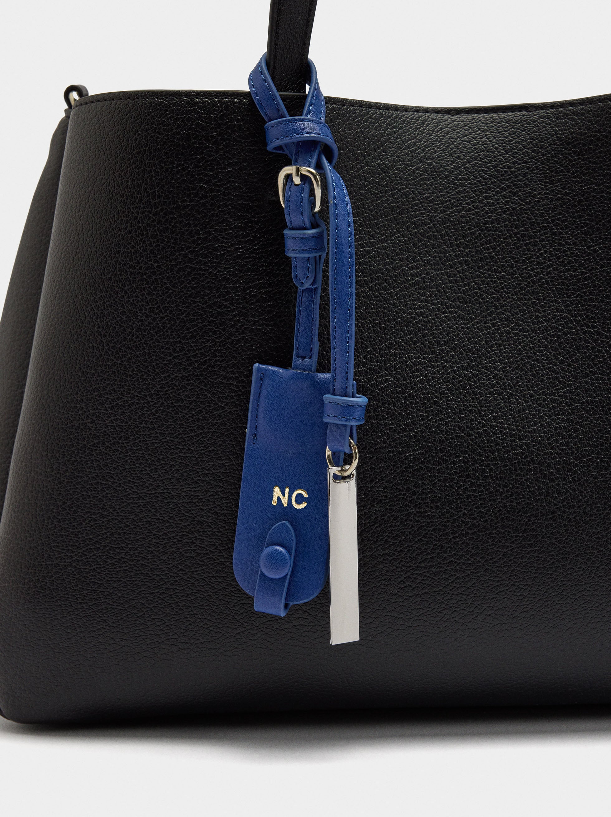 Bolso Shopper Liso Con Colgante