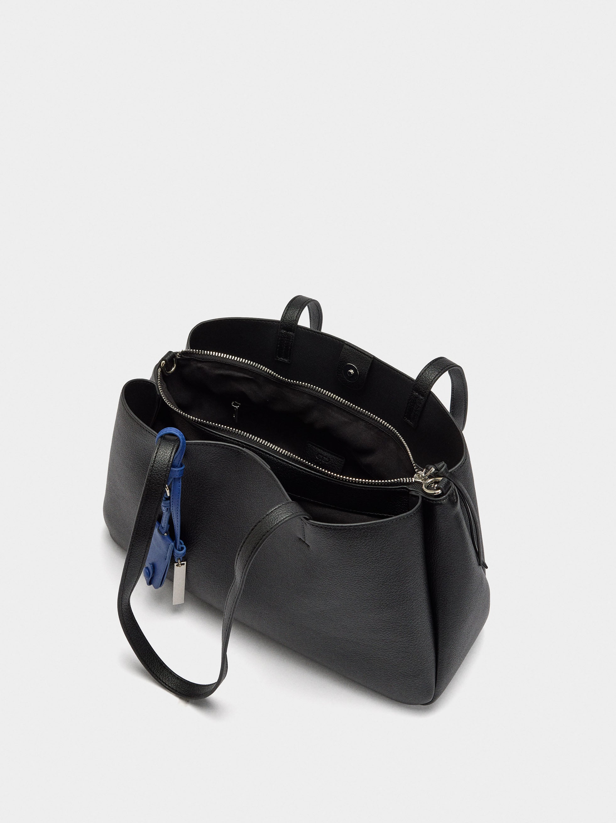 Bolso Shopper Liso Con Colgante