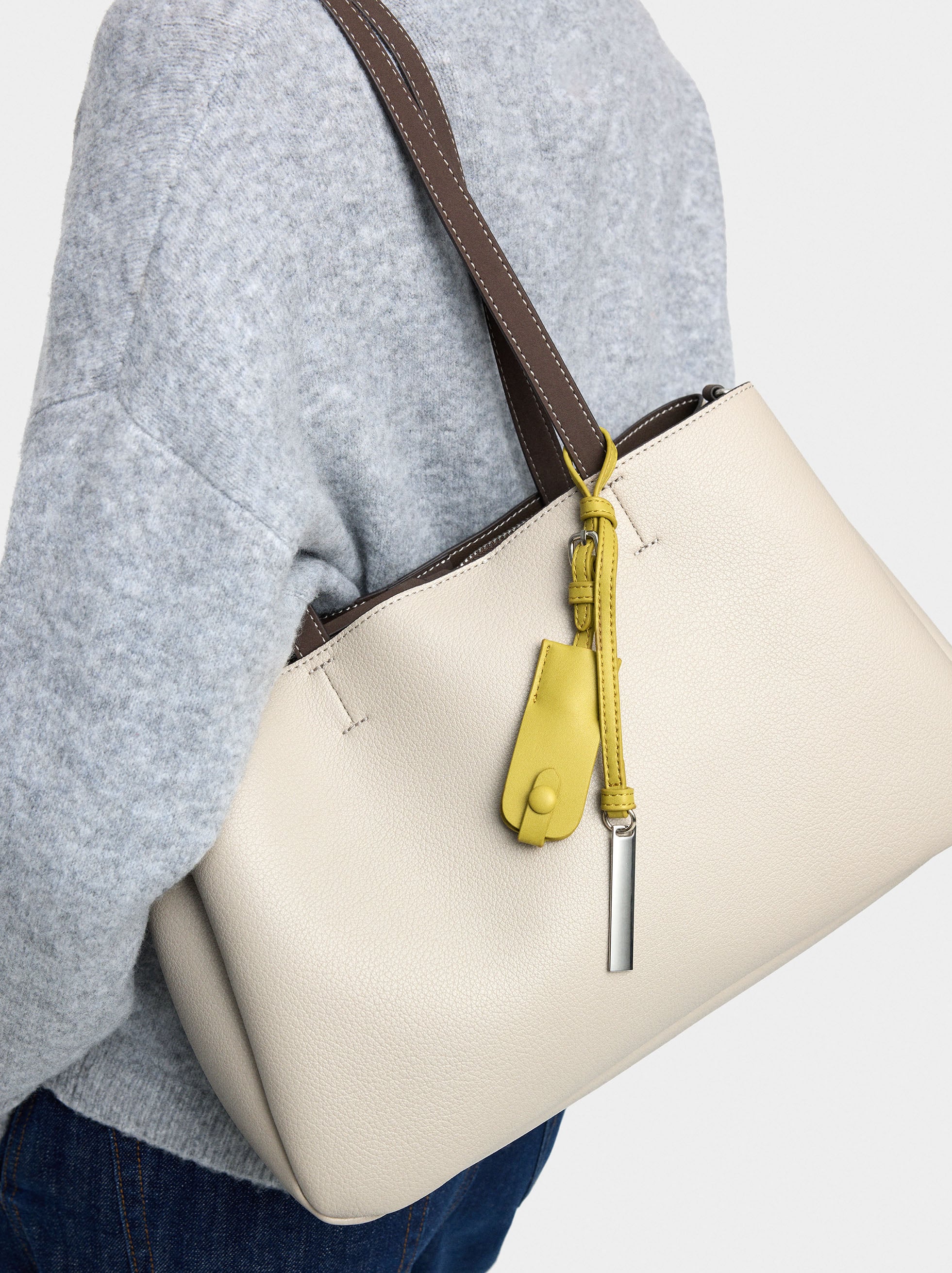 Bolso Shopper Liso Con Colgante