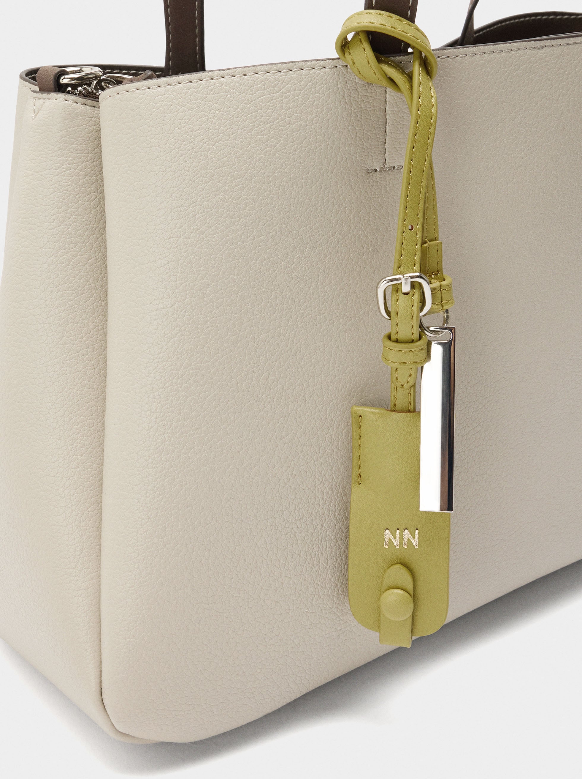Bolso Shopper Liso Con Colgante