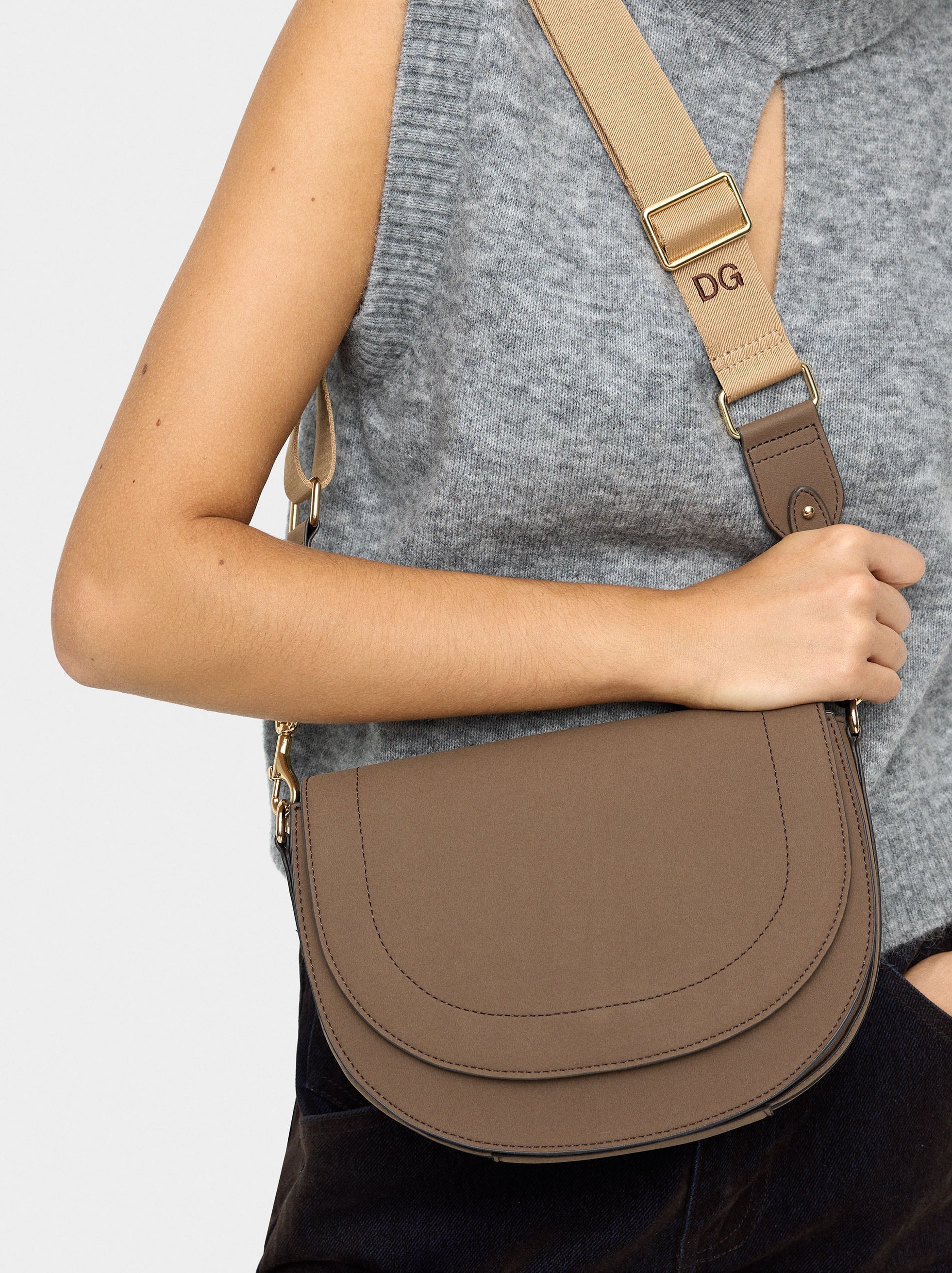 Bolso Bandolera Ovalado Con Solapa