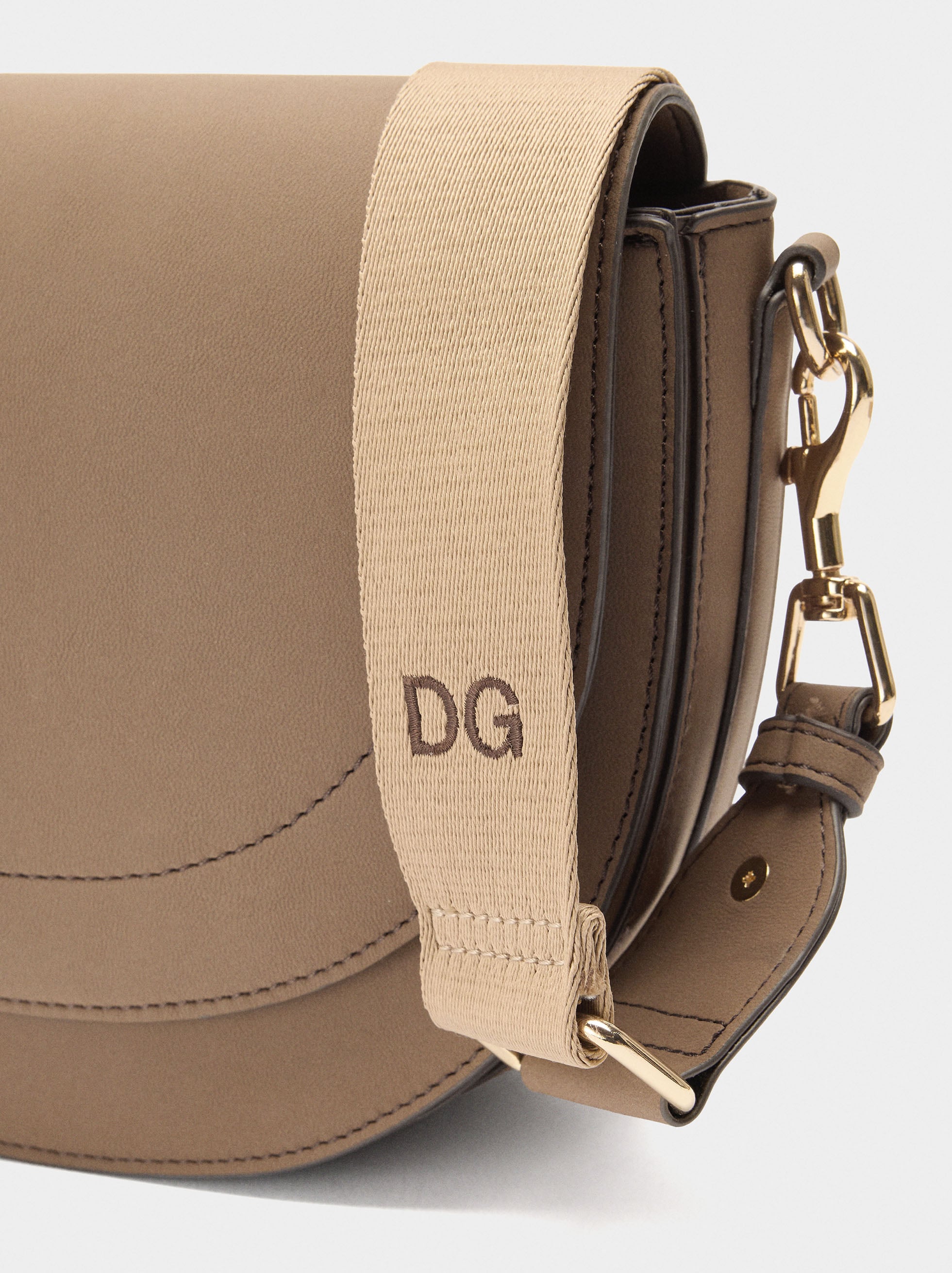 Bolso Bandolera Ovalado Con Solapa