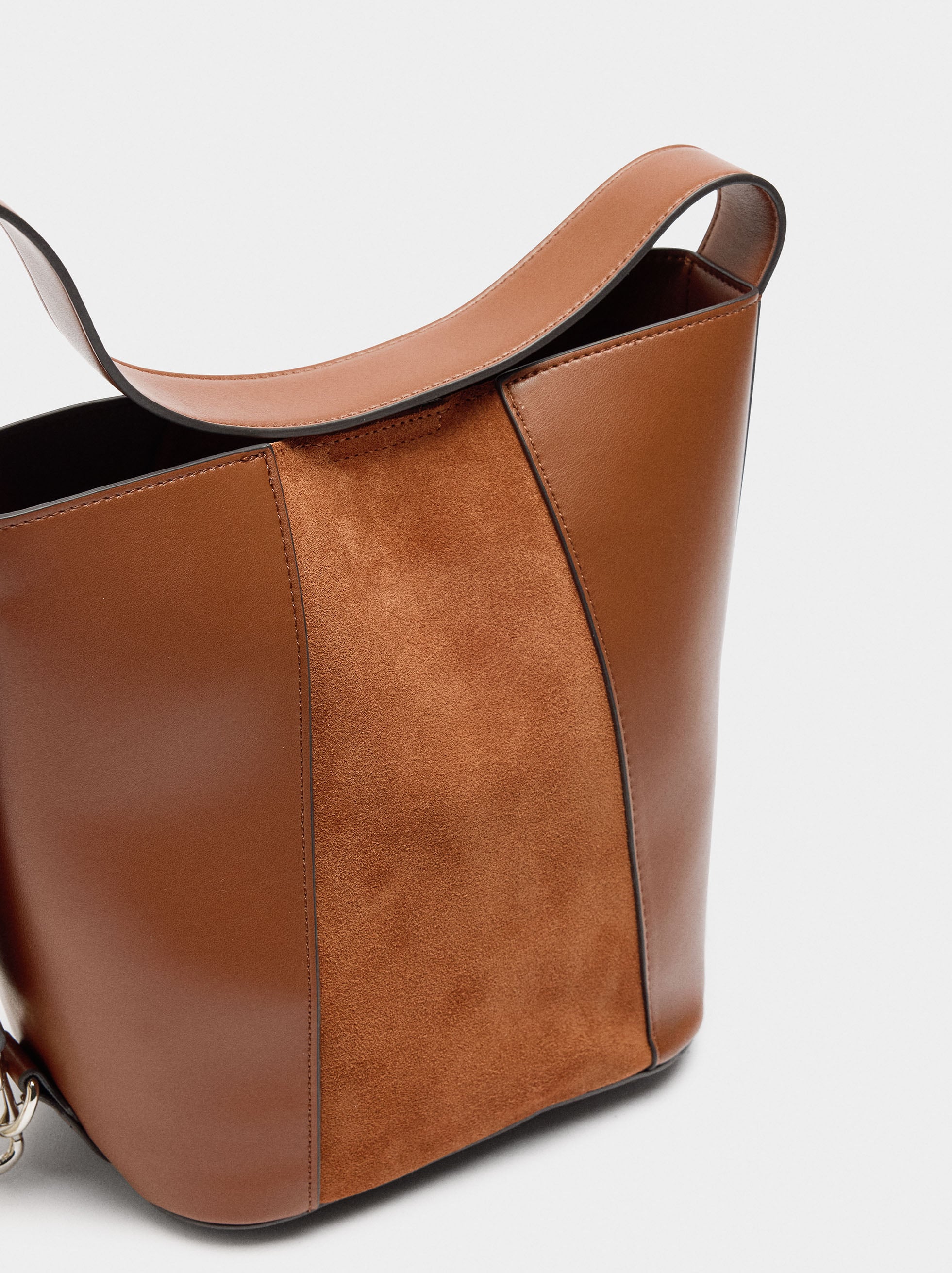Bolso Bombonera Con Detalles De Piel