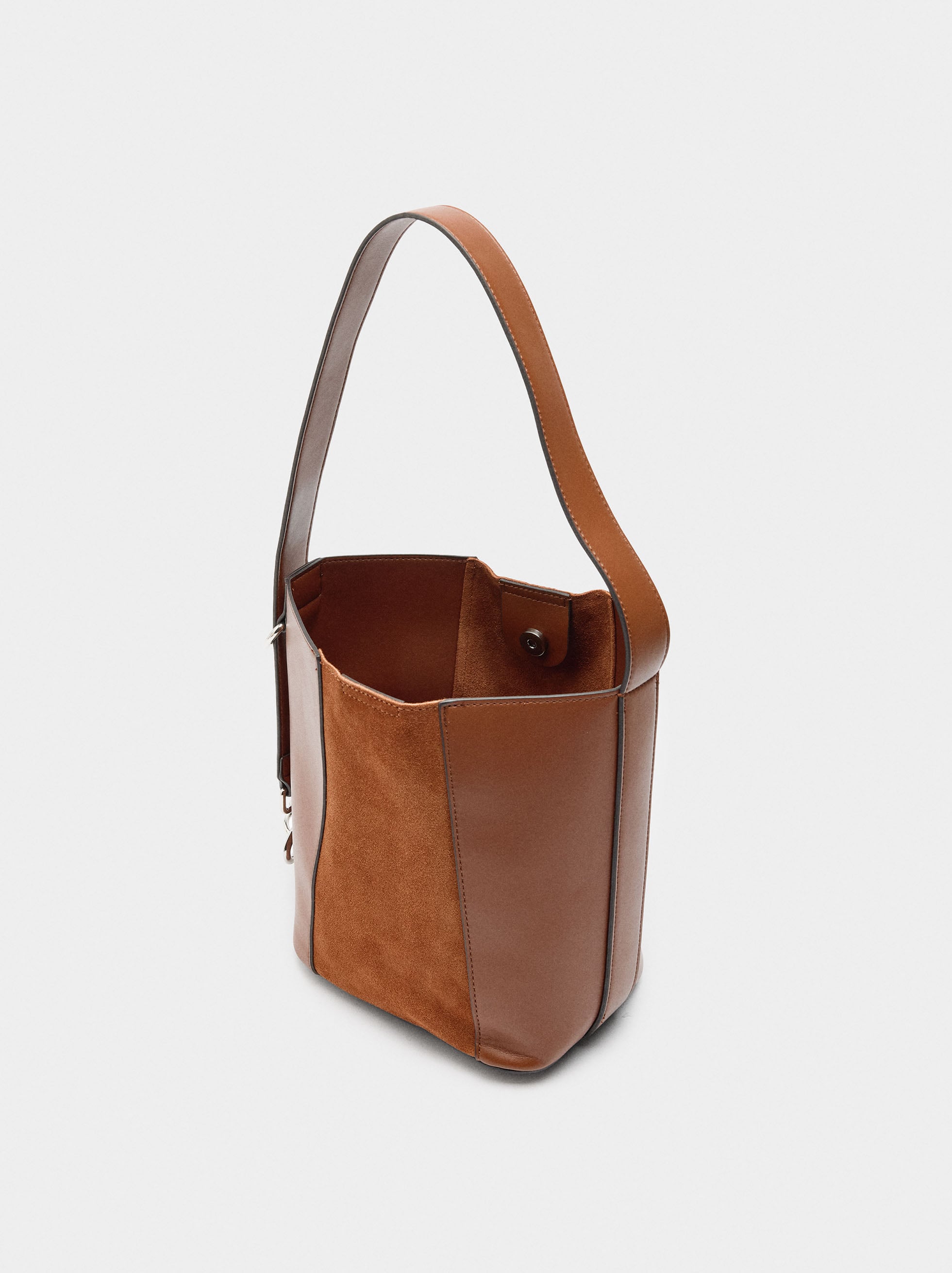 Bolso Bombonera Con Detalles De Piel
