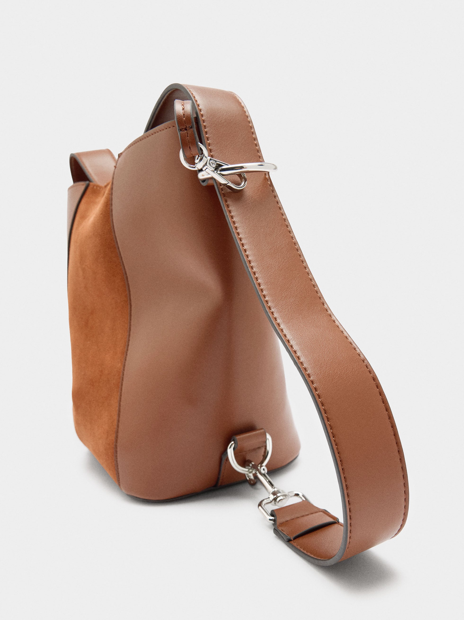 Bolso Bombonera Con Detalles De Piel