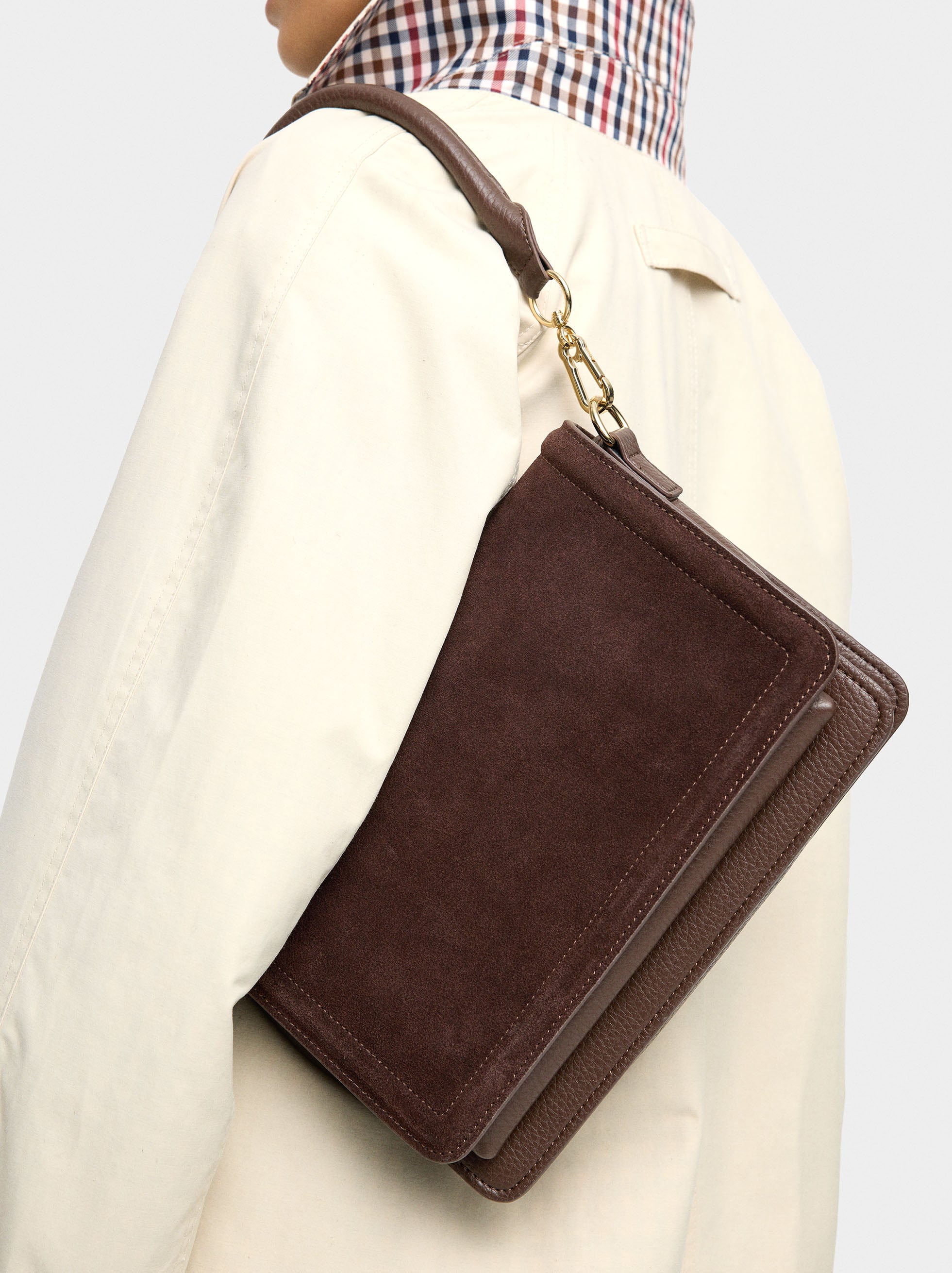 Bolso Bandolera Con Solapa Y Detalles De Piel