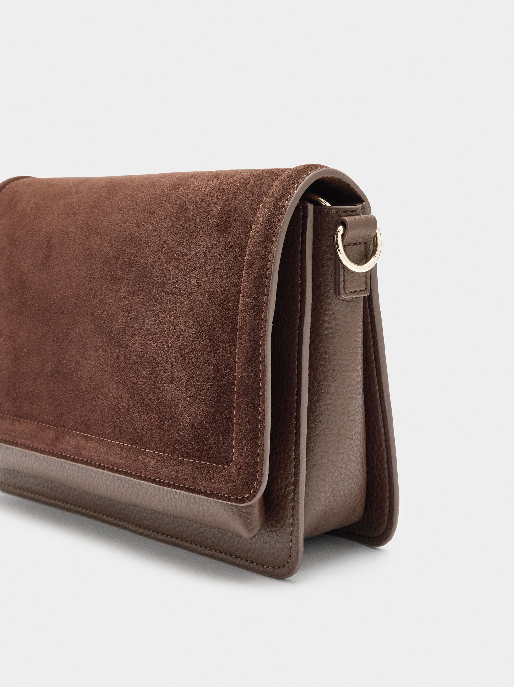 Bolso Bandolera Con Solapa Y Detalles De Piel