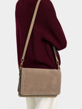 Bolso Bandolera Con Solapa Y Detalles De Piel