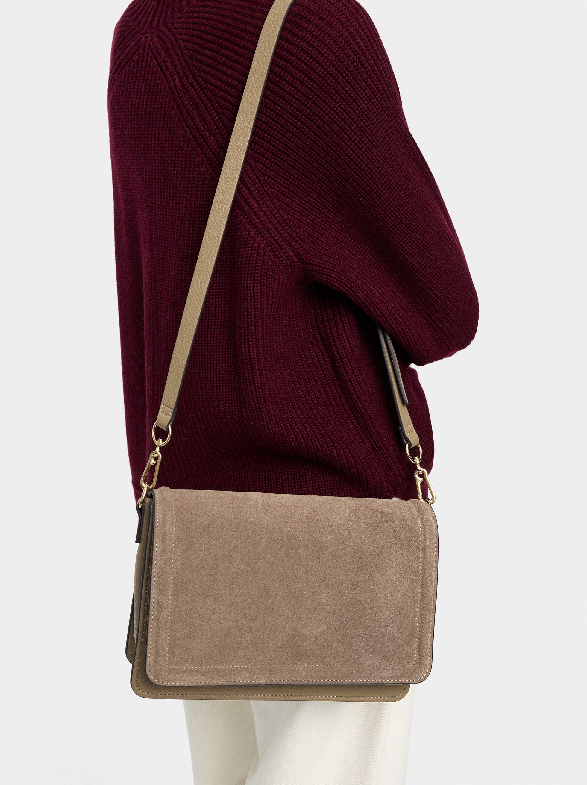 Bolso Bandolera Con Solapa Y Detalles De Piel