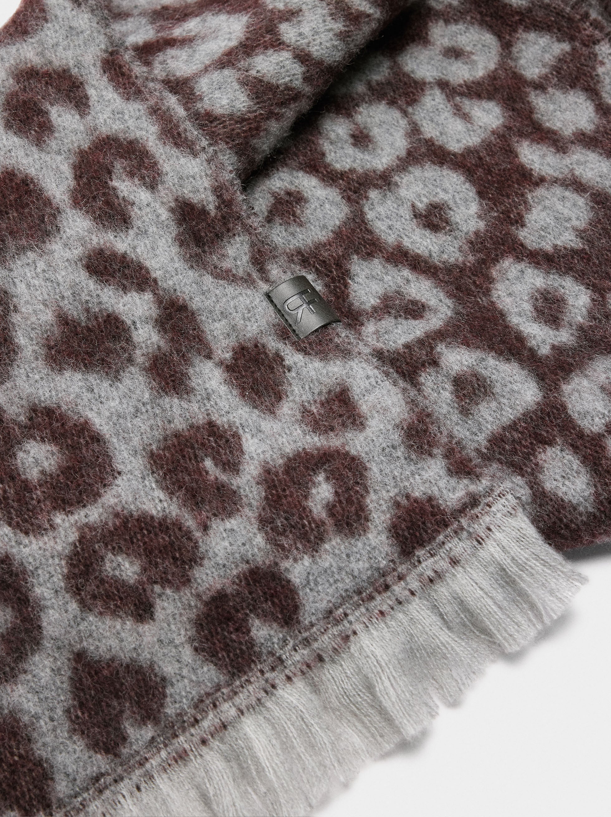 Bufanda Estampado Animal Con Flecos
