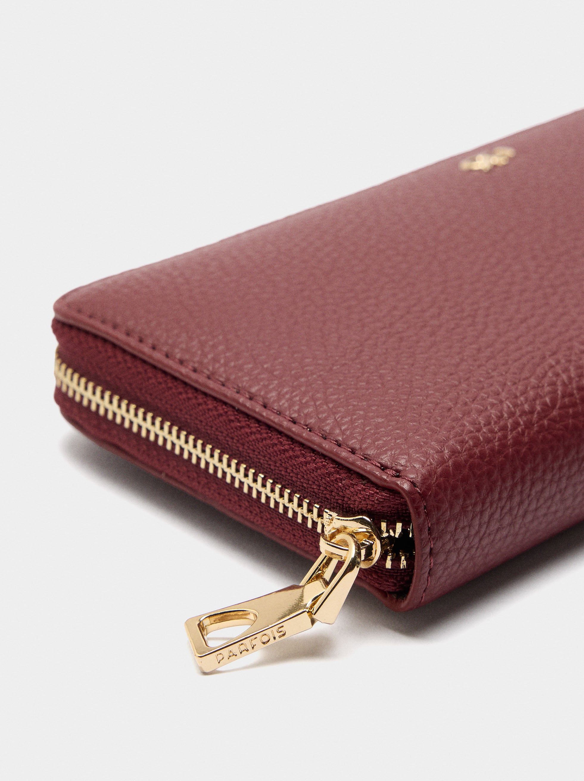 Cartera Con Textura Y Cierre De Cremallera