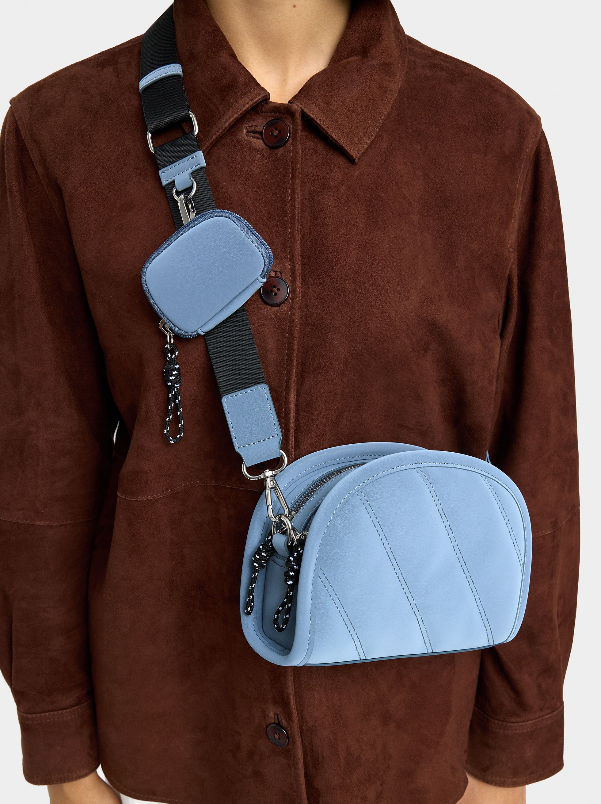 Bolso Bandolera Textura Suave Y Colgante