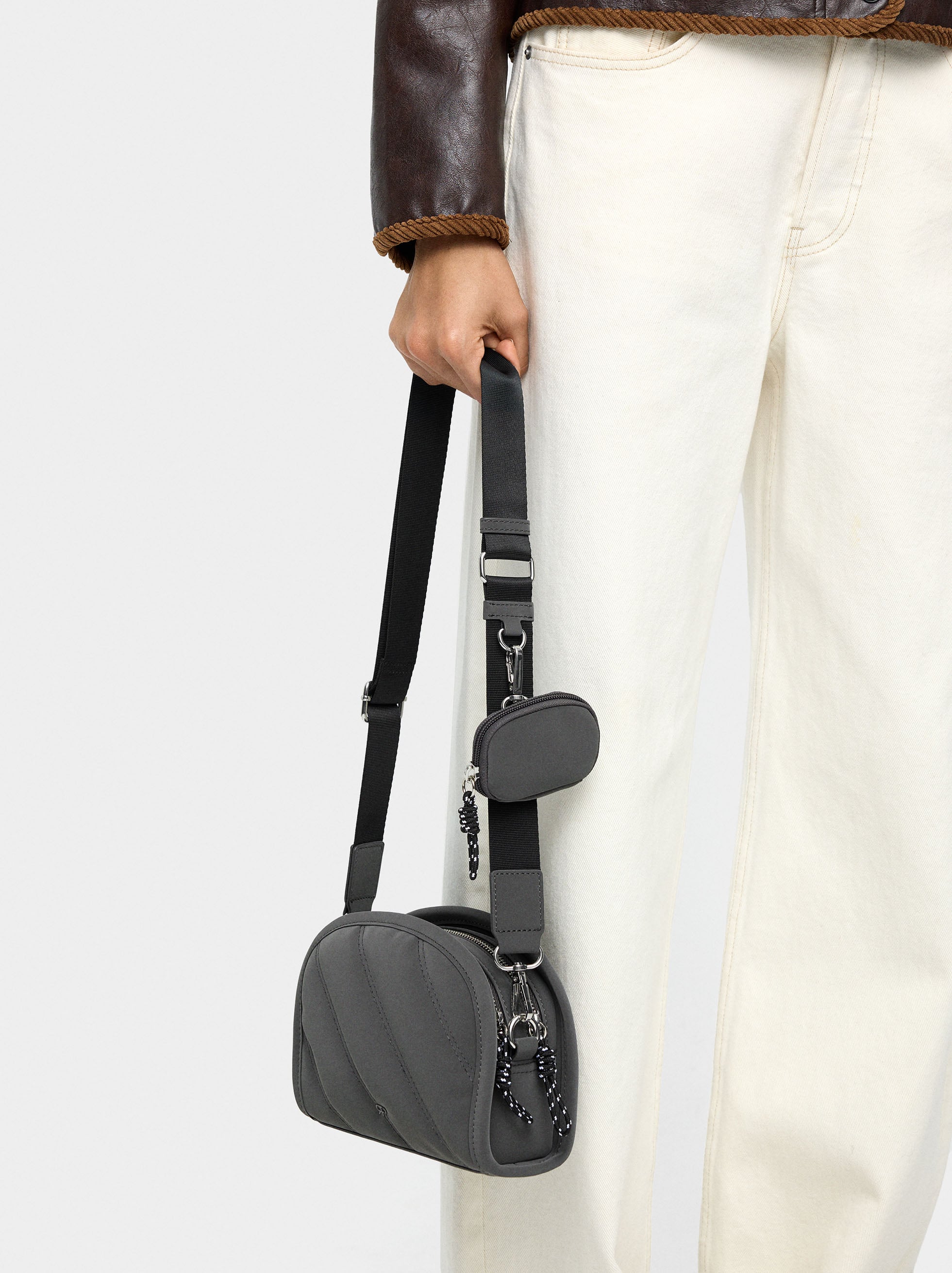 Bolso Bandolera Textura Suave Y Colgante