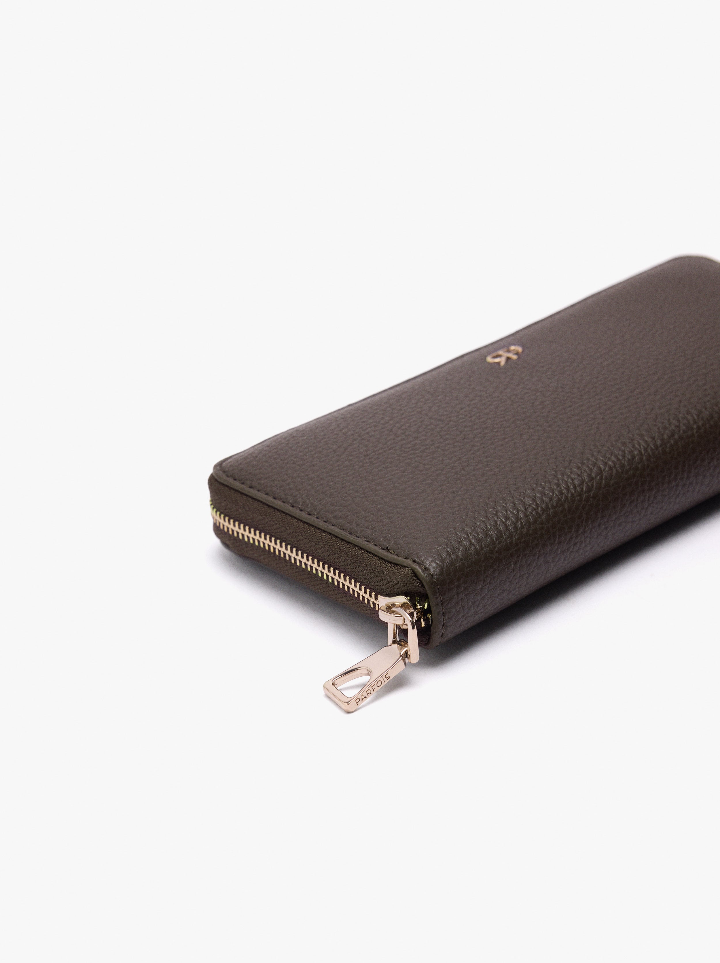 Cartera Con Textura Y Cierre De Cremallera