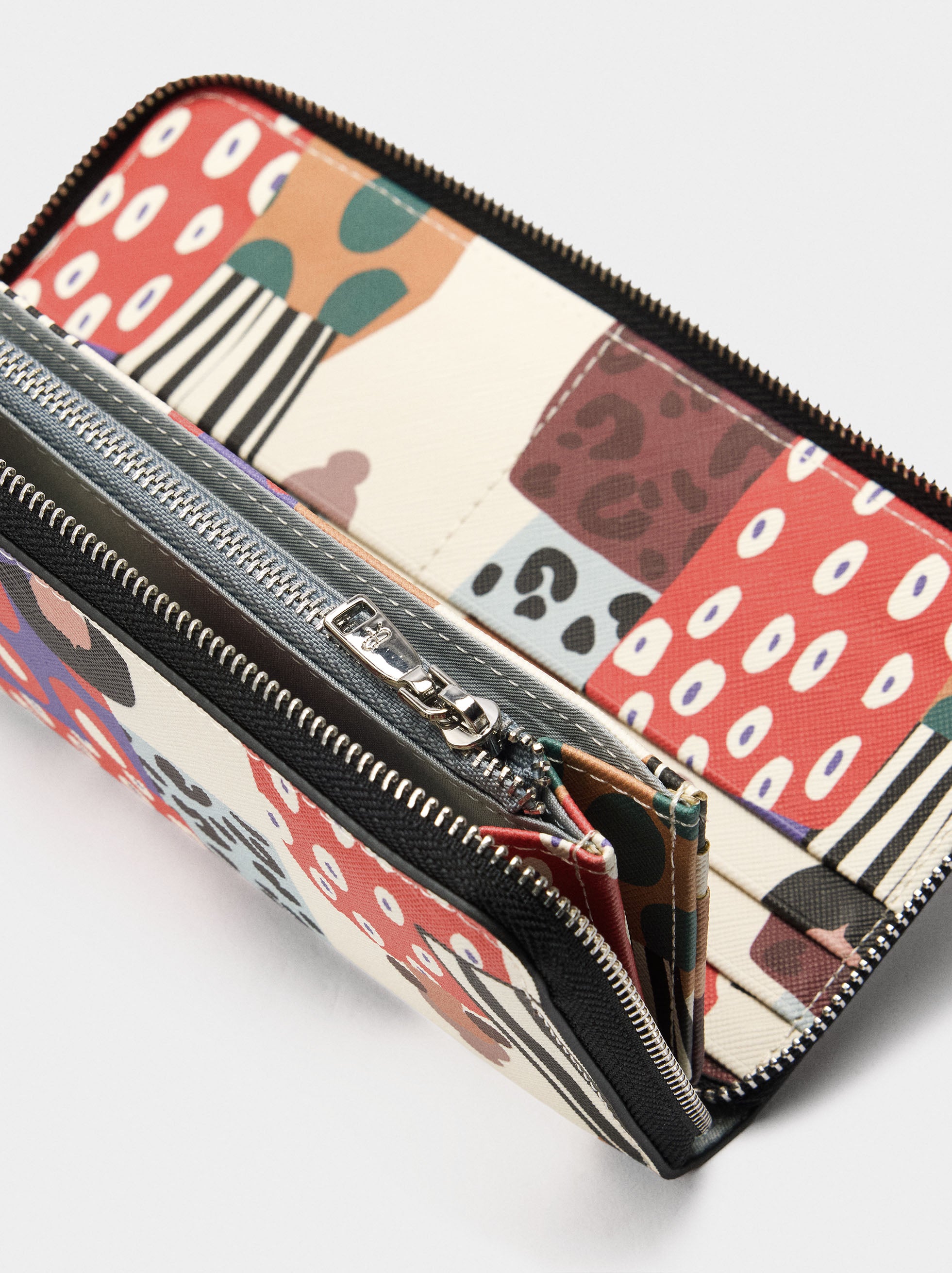 Cartera Estampada Con Textura