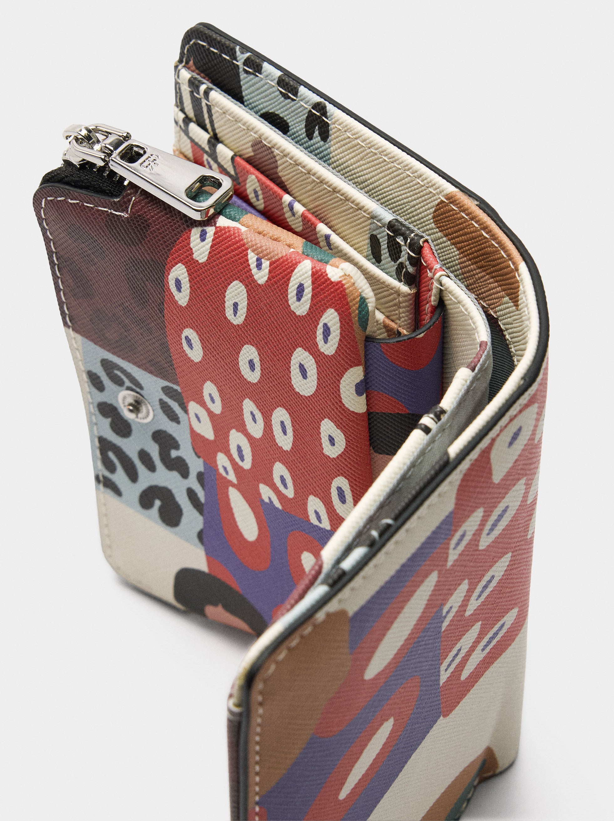 Cartera Con Textura Estampada