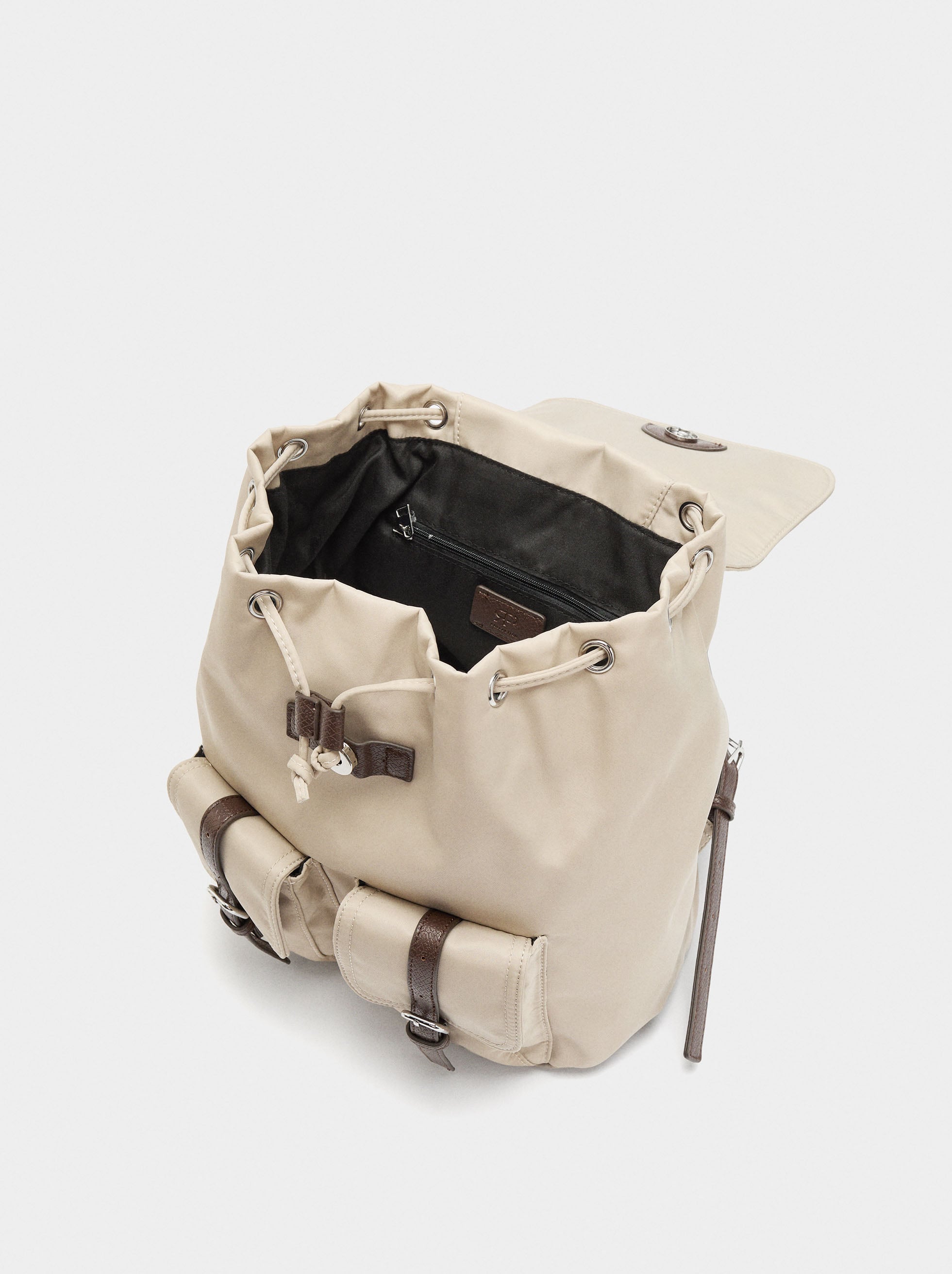 Mochila De Nylon Con Colgante