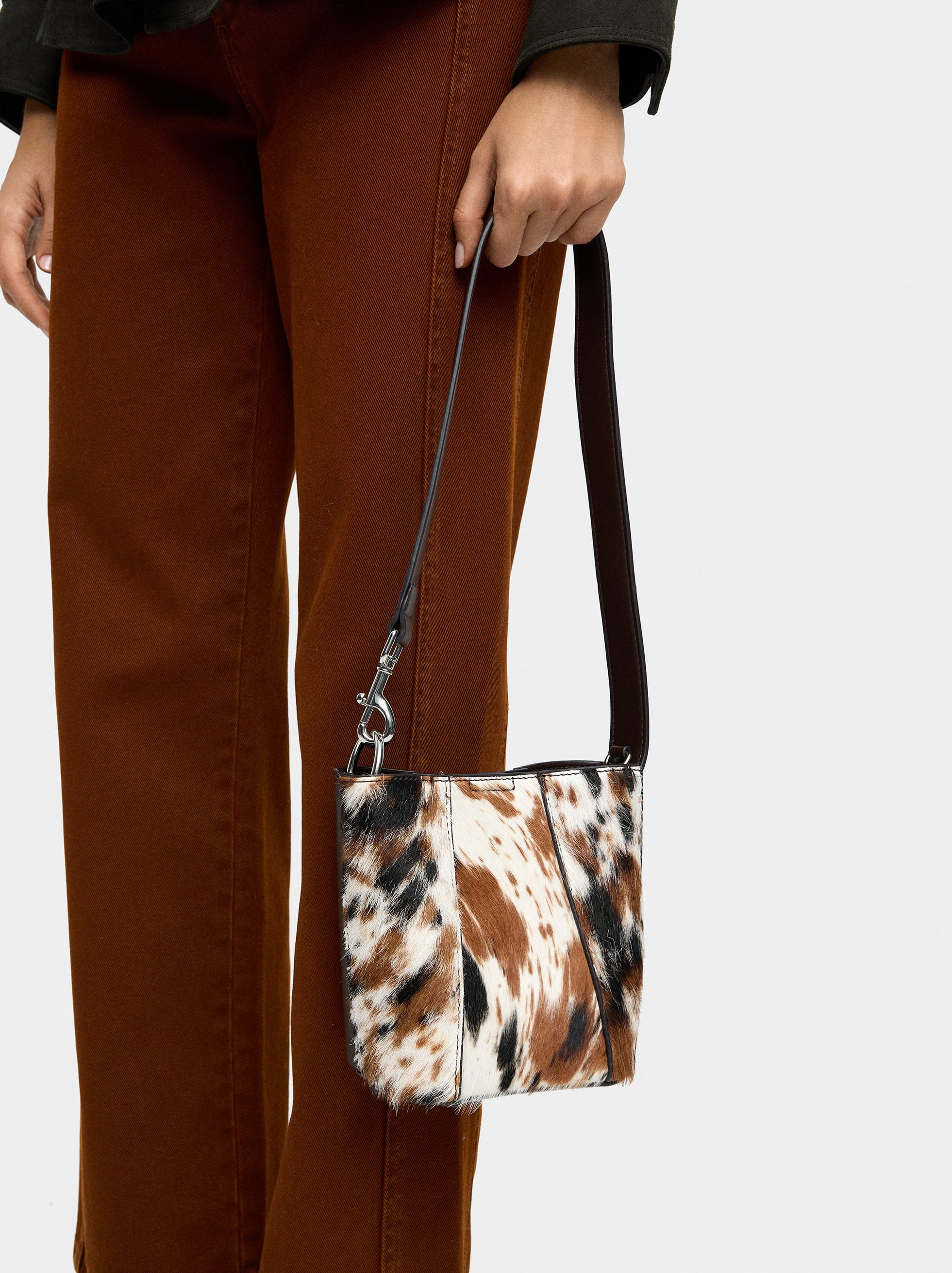 Bolso Bombonera Con Detalles De Piel