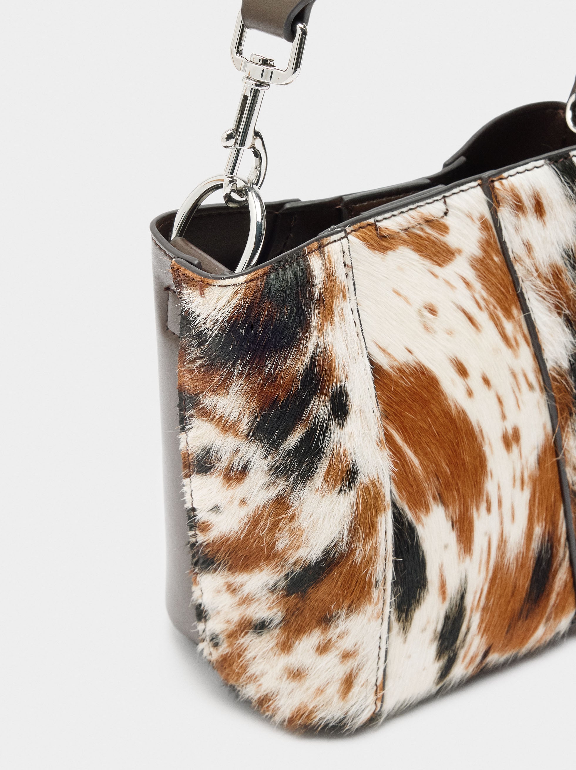 Bolso Bombonera Con Detalles De Piel