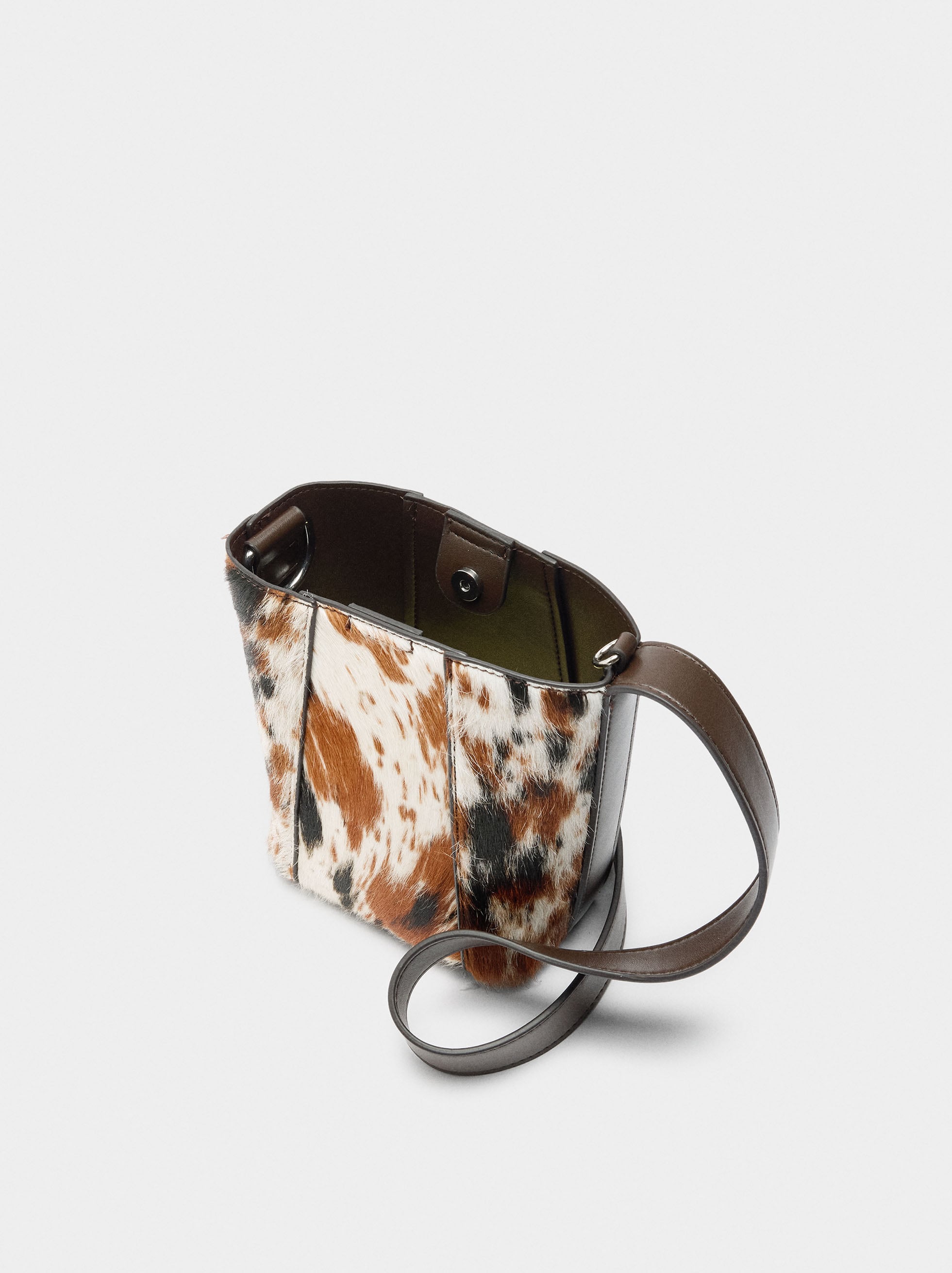 Bolso Bombonera Con Detalles De Piel