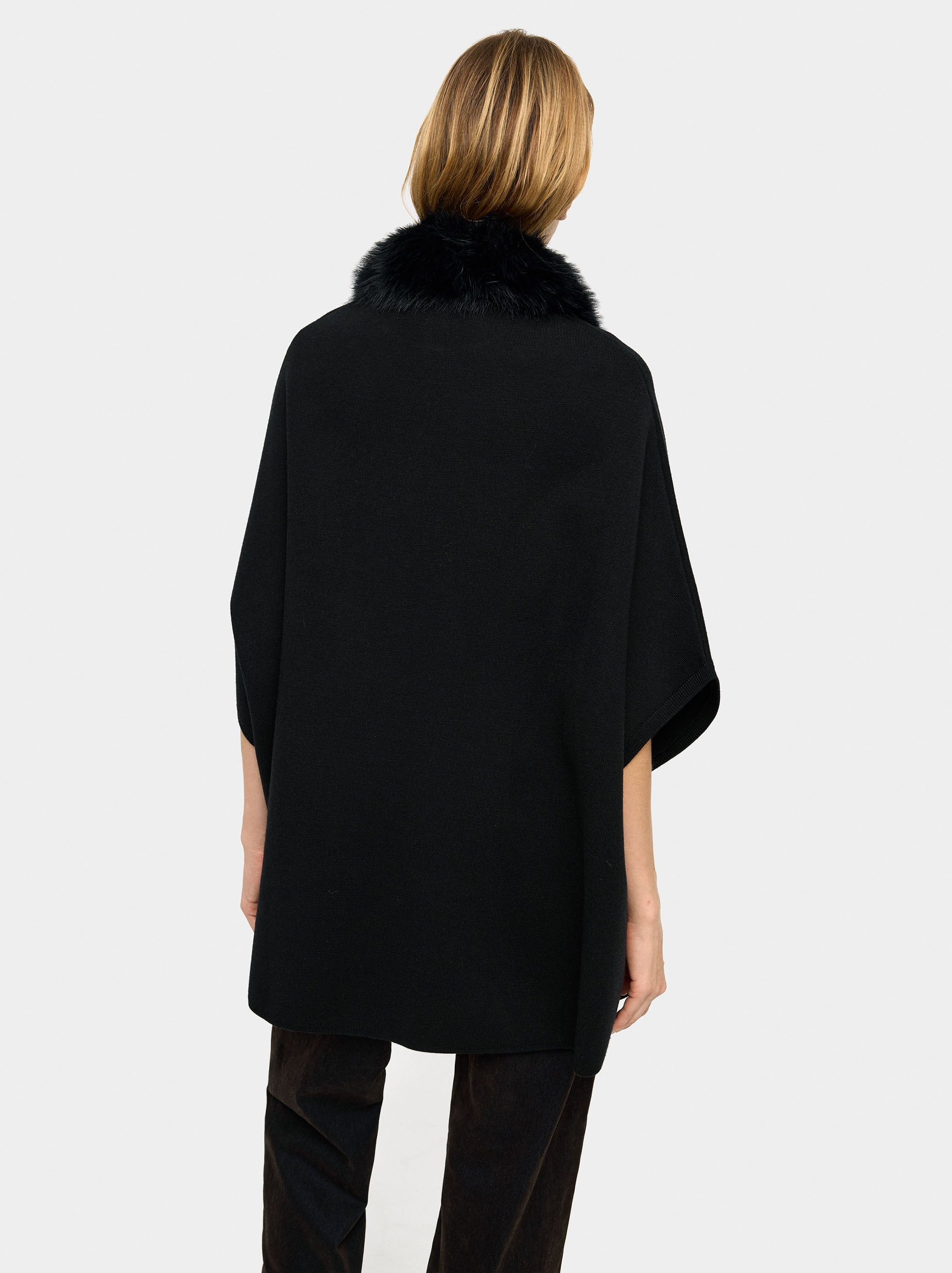 Poncho De Punto Cuello Efecto Pelo