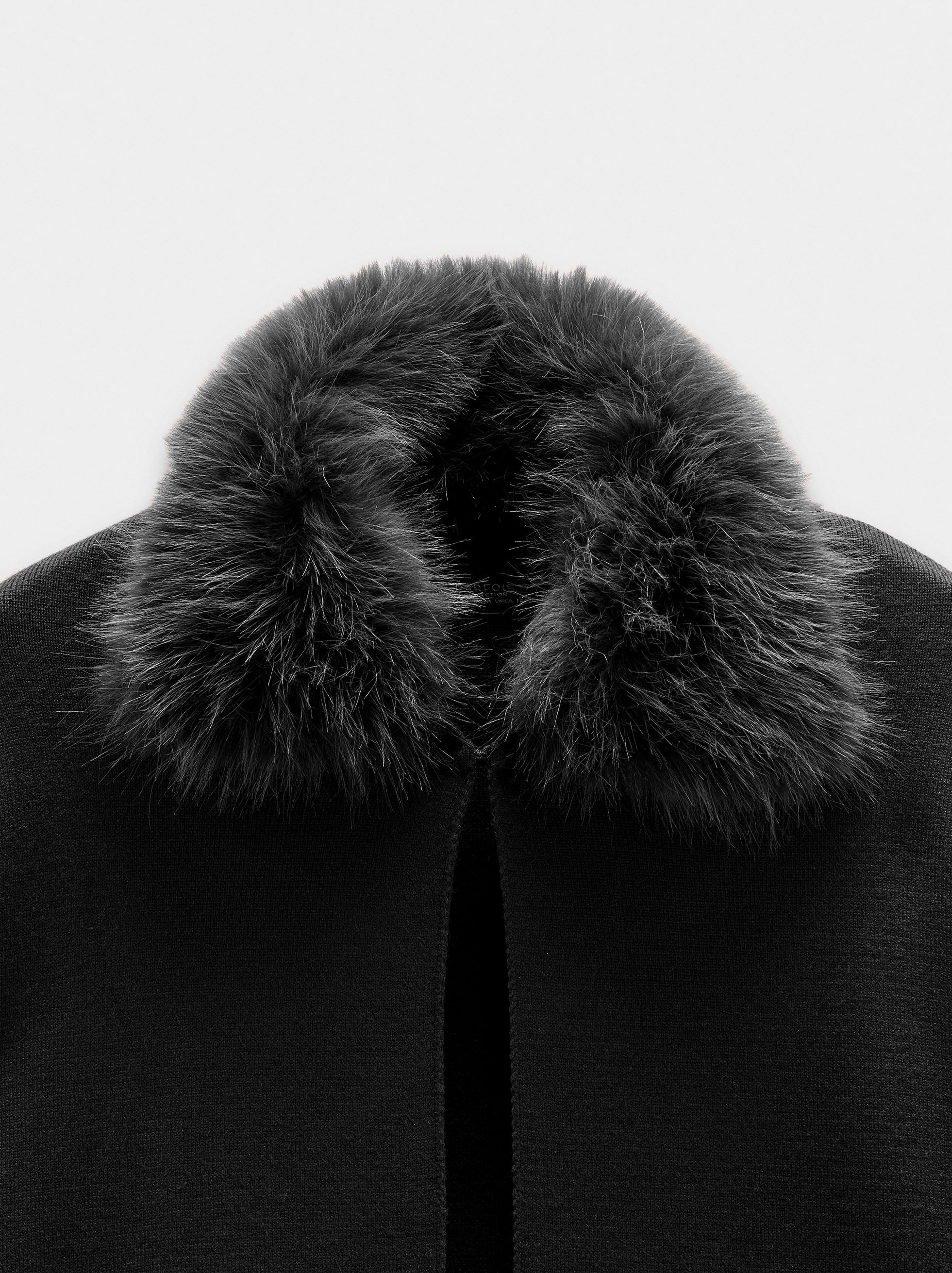Poncho De Punto Cuello Efecto Pelo