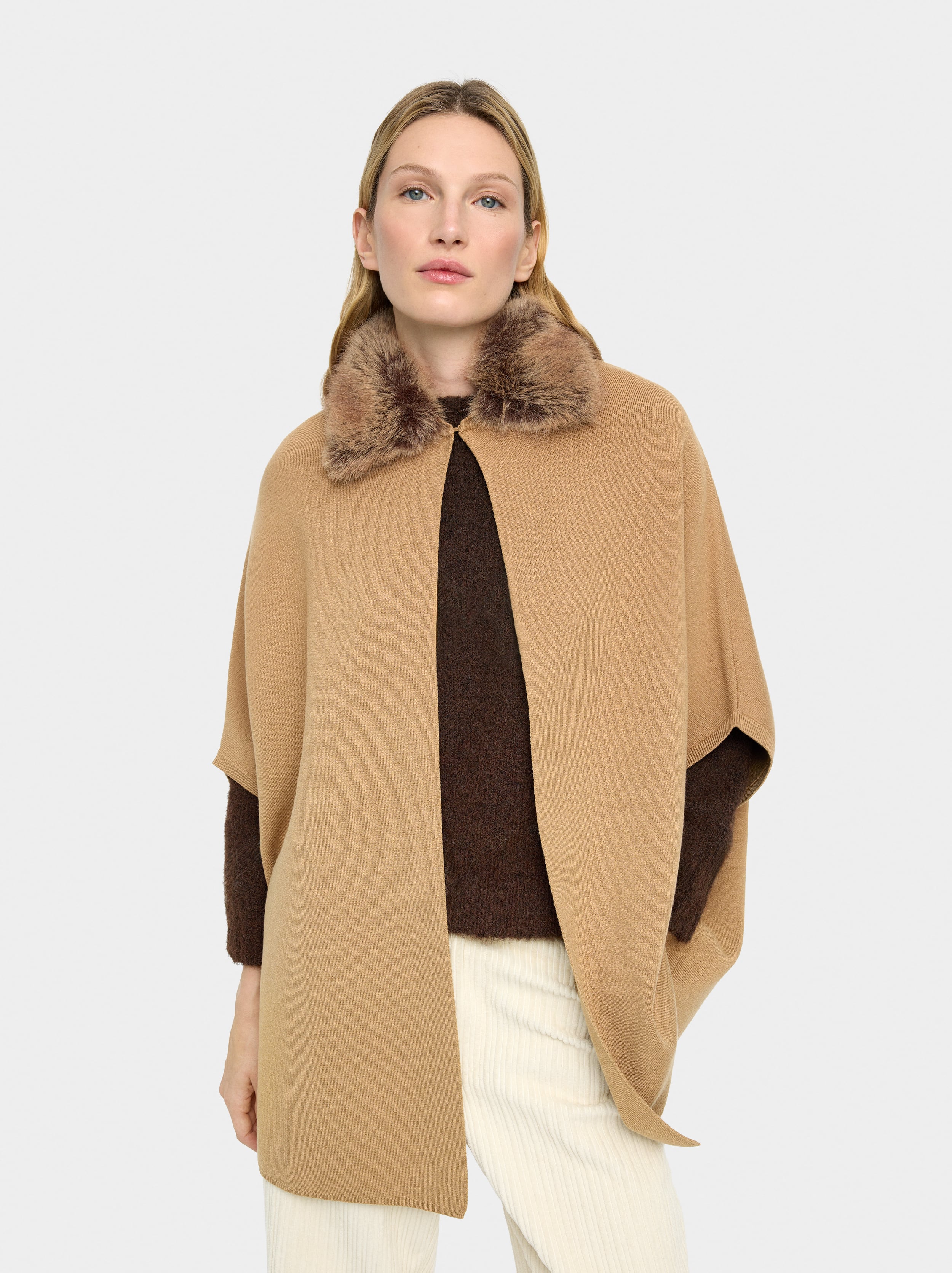 Poncho De Punto Cuello Efecto Pelo