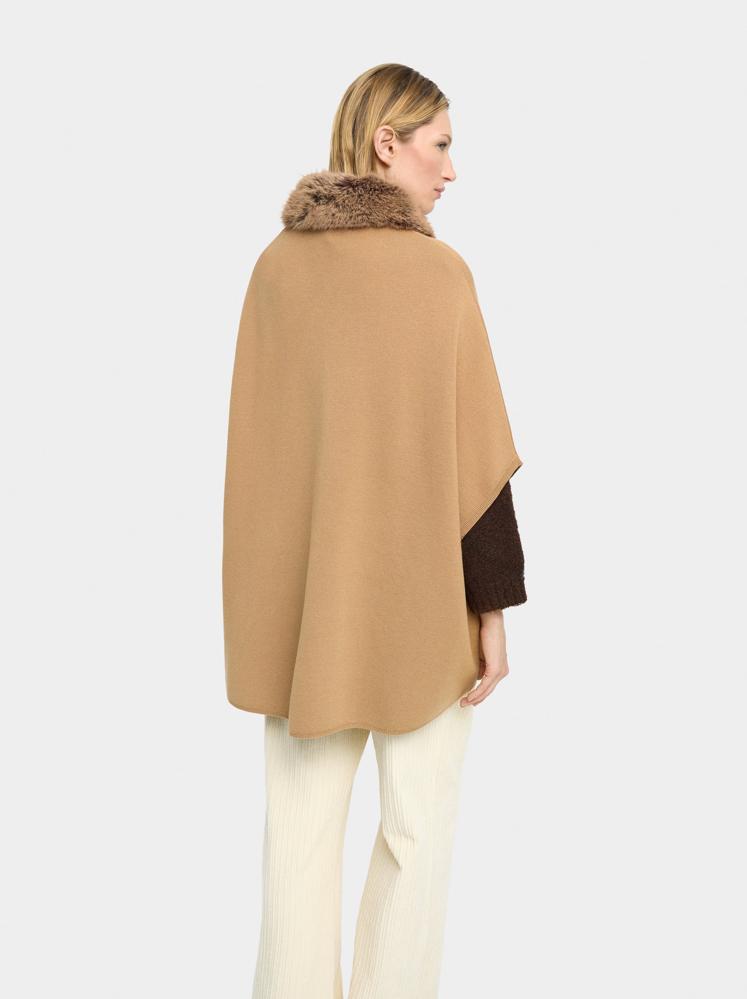 Poncho De Punto Cuello Efecto Pelo
