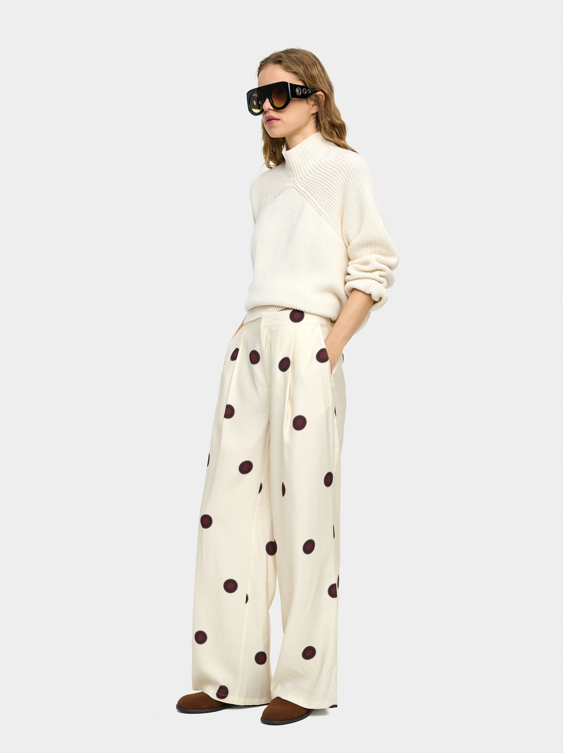 Pantalón Con Pliegues Y Lunares