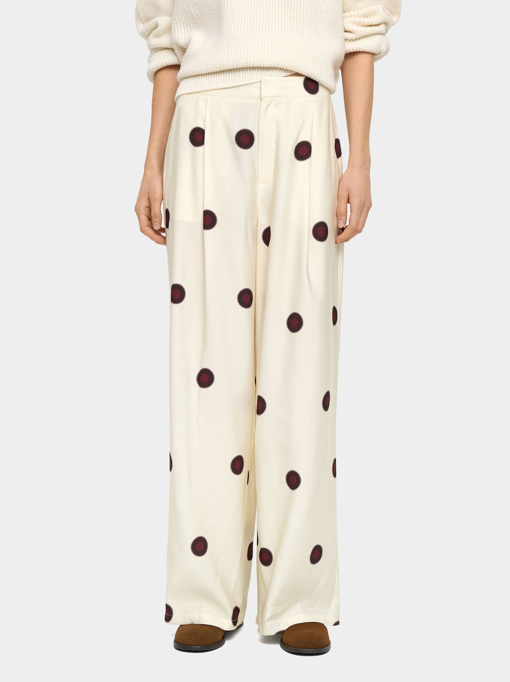 Pantalón Con Pliegues Y Lunares