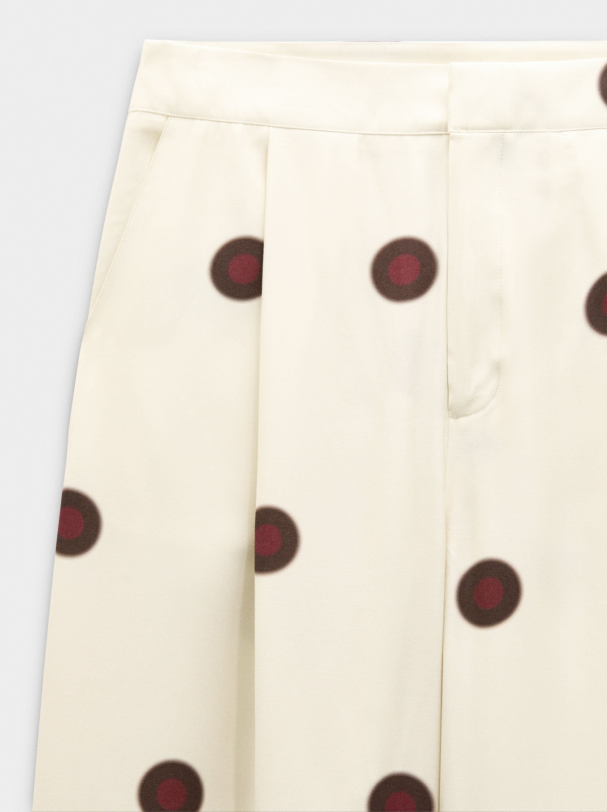Pantalón Con Pliegues Y Lunares