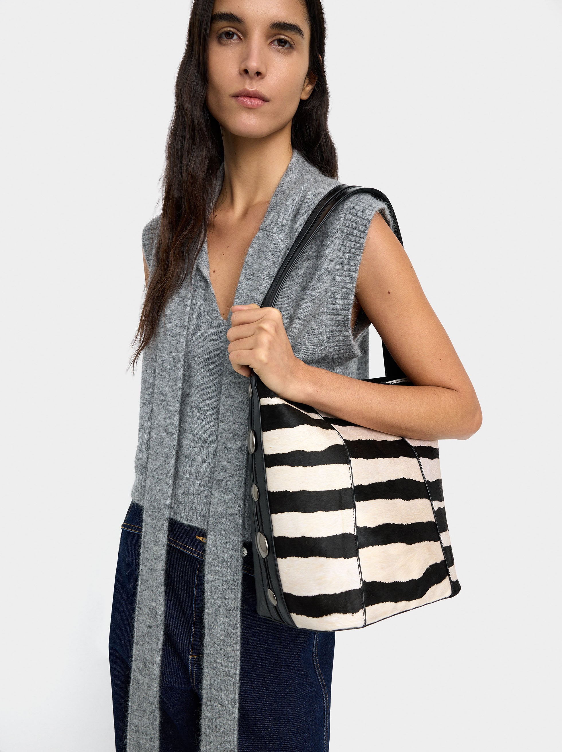 Bolso De Mano Con Detalles De Piel