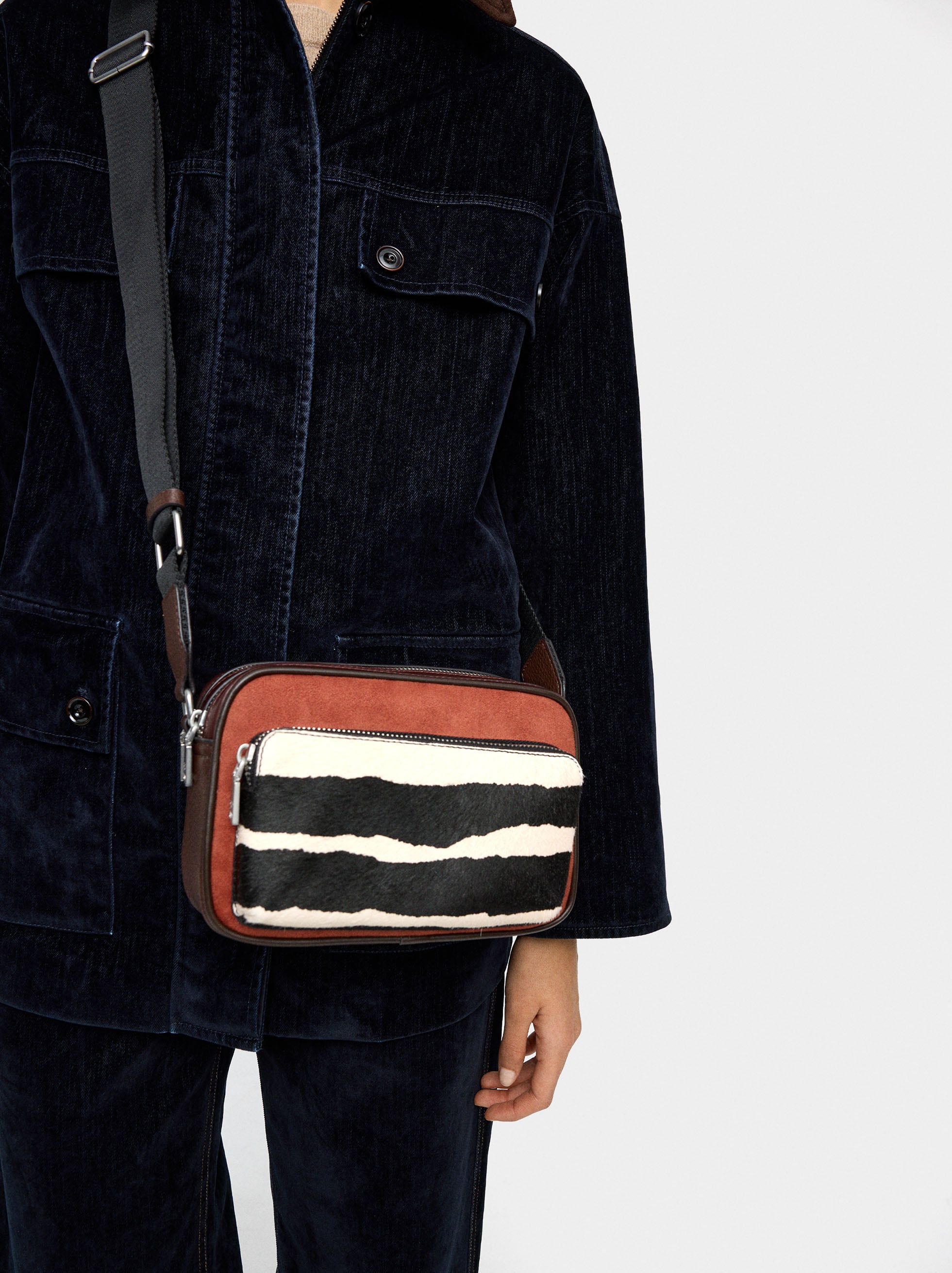 Bolso Bandolera Detalles De Piel